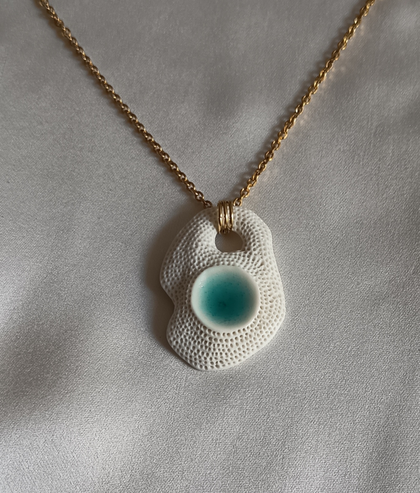 Collier avec un pendentif en porcelaine
