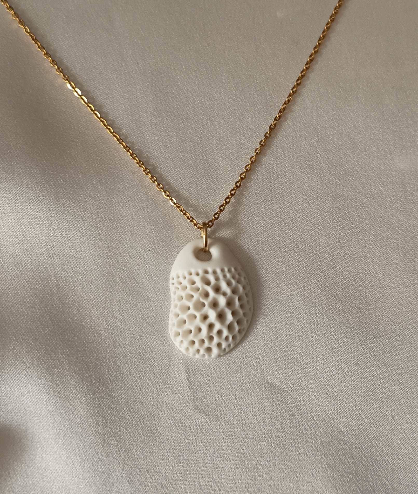 Collier avec un pendentif en porcelaine