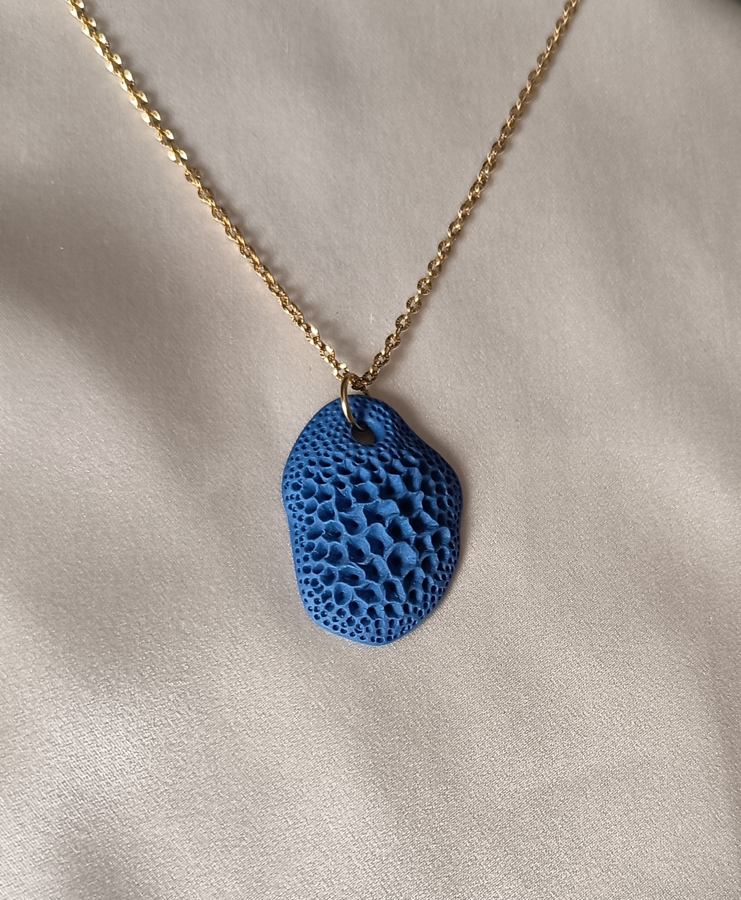 Collier avec un pendentif en porcelaine