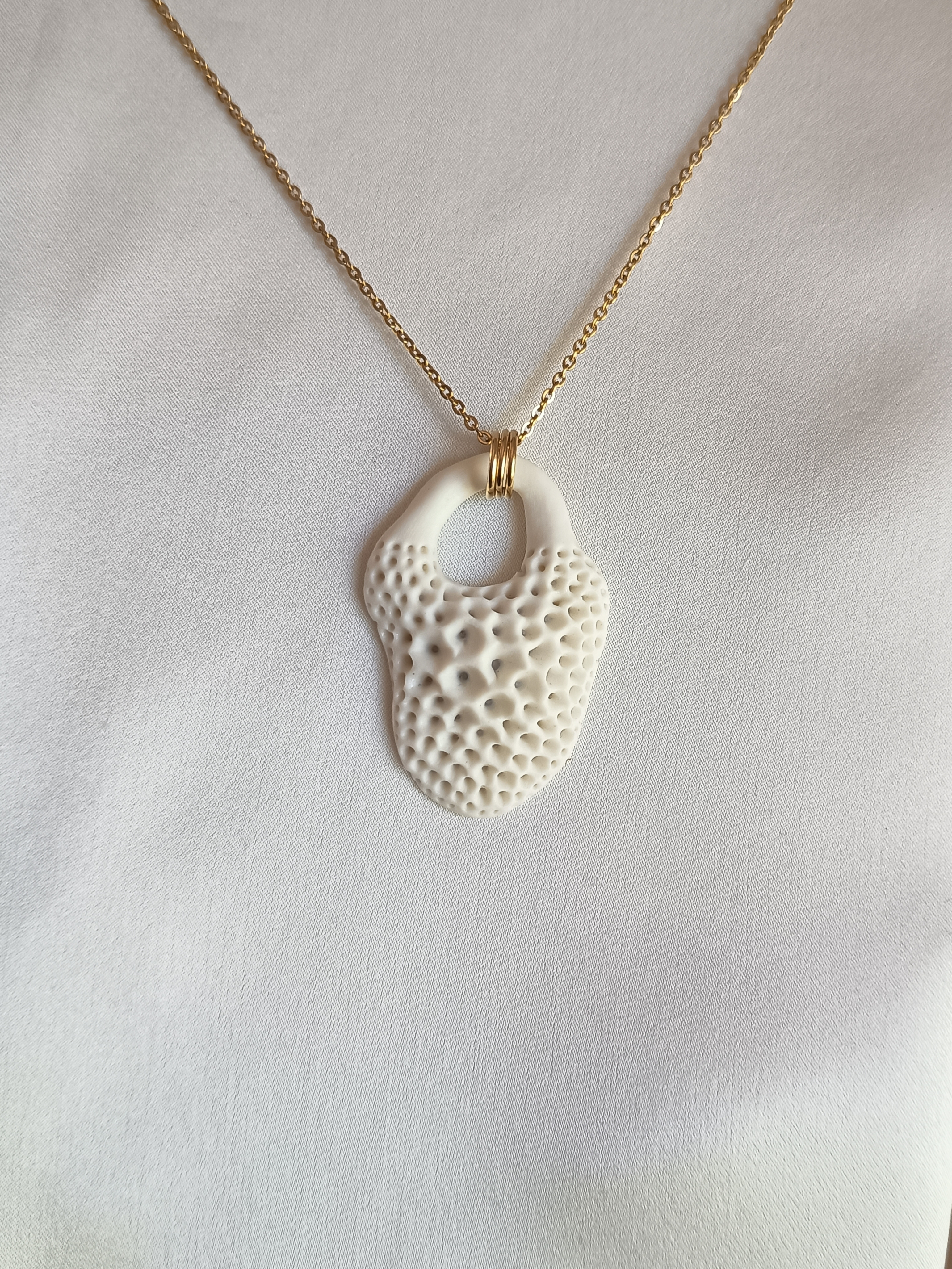 Collier avec un pendentif en porcelaine