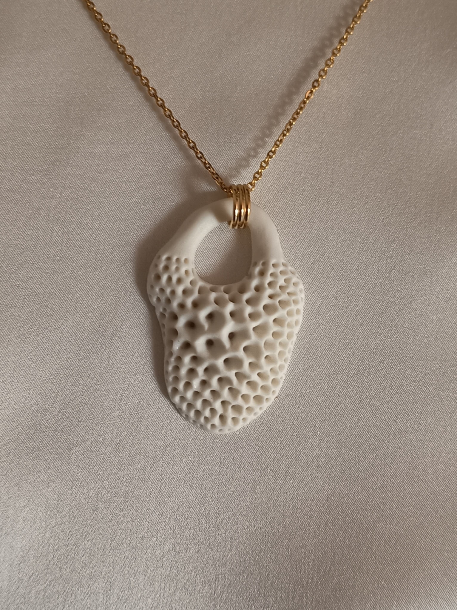 Collier avec un pendentif en porcelaine