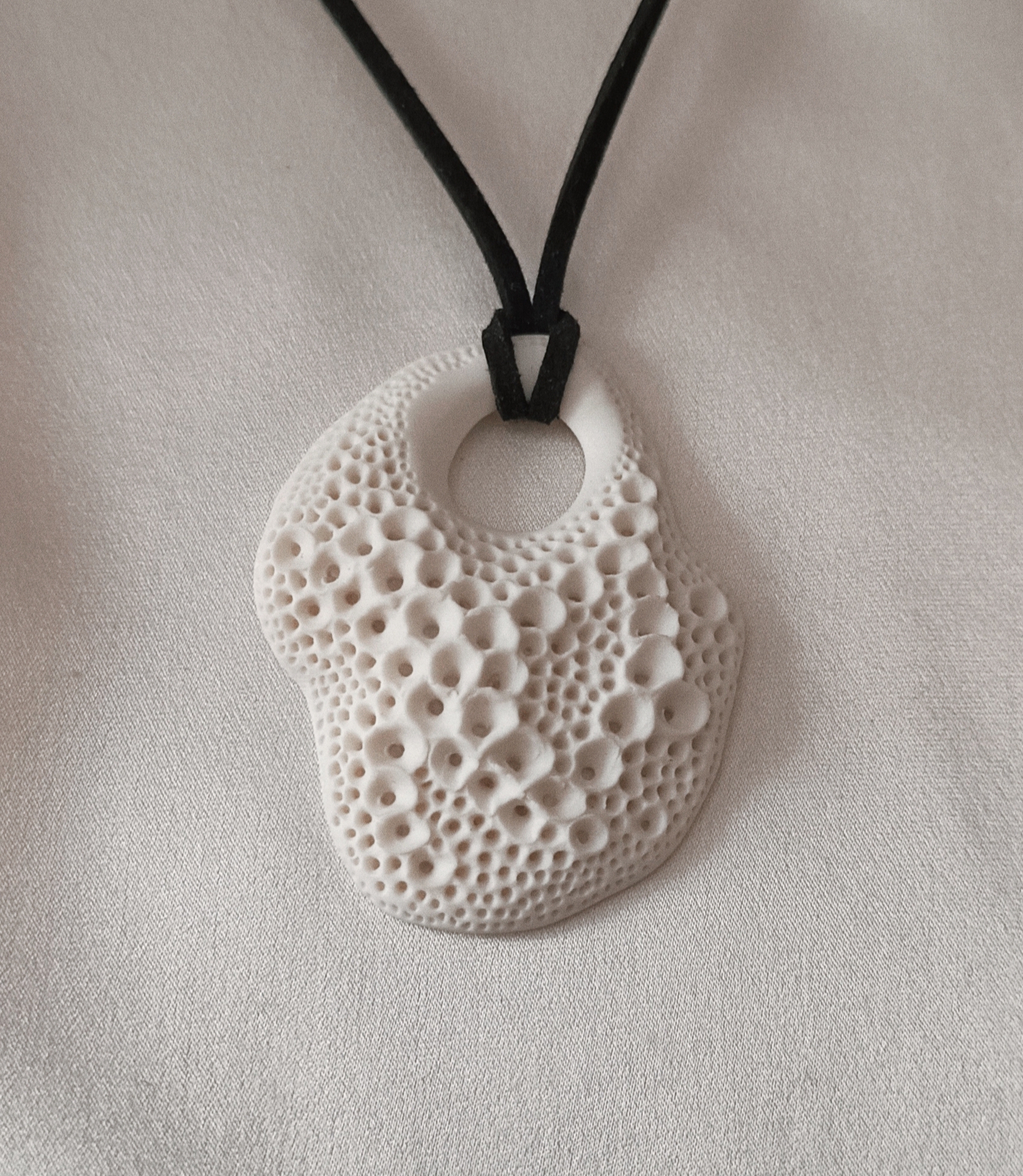 Sautoir, collier avec un pendentif en porcelaine