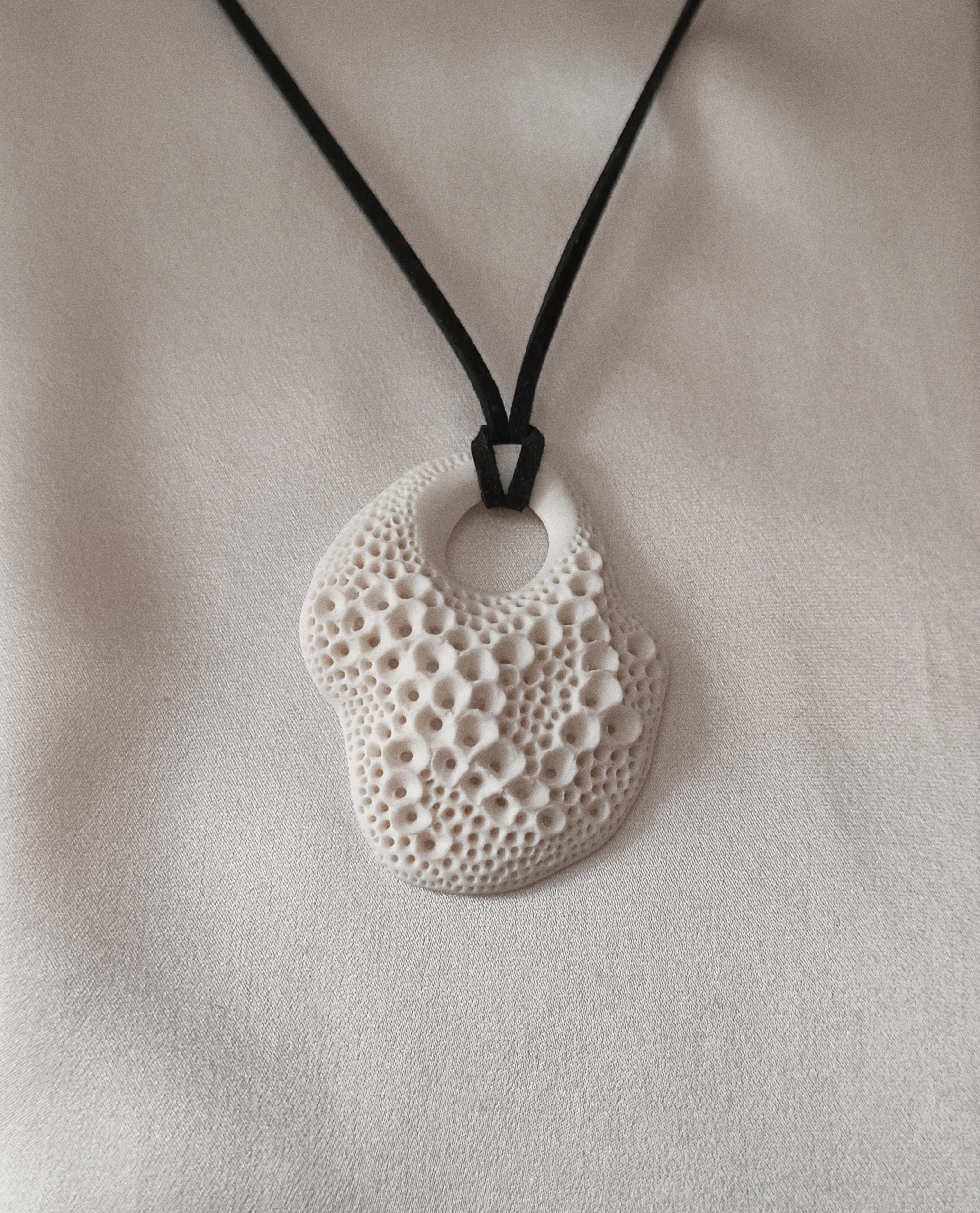 Sautoir, collier avec un pendentif en porcelaine