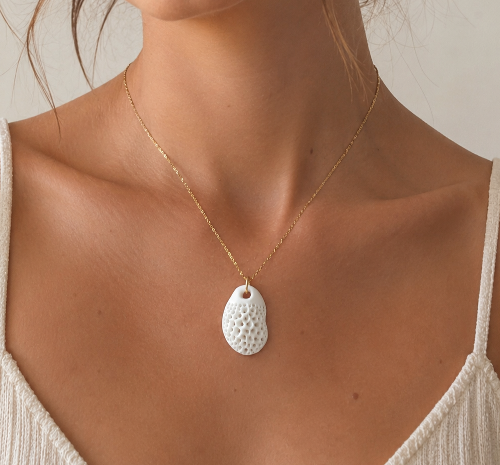 Collier avec un pendentif en porcelaine
