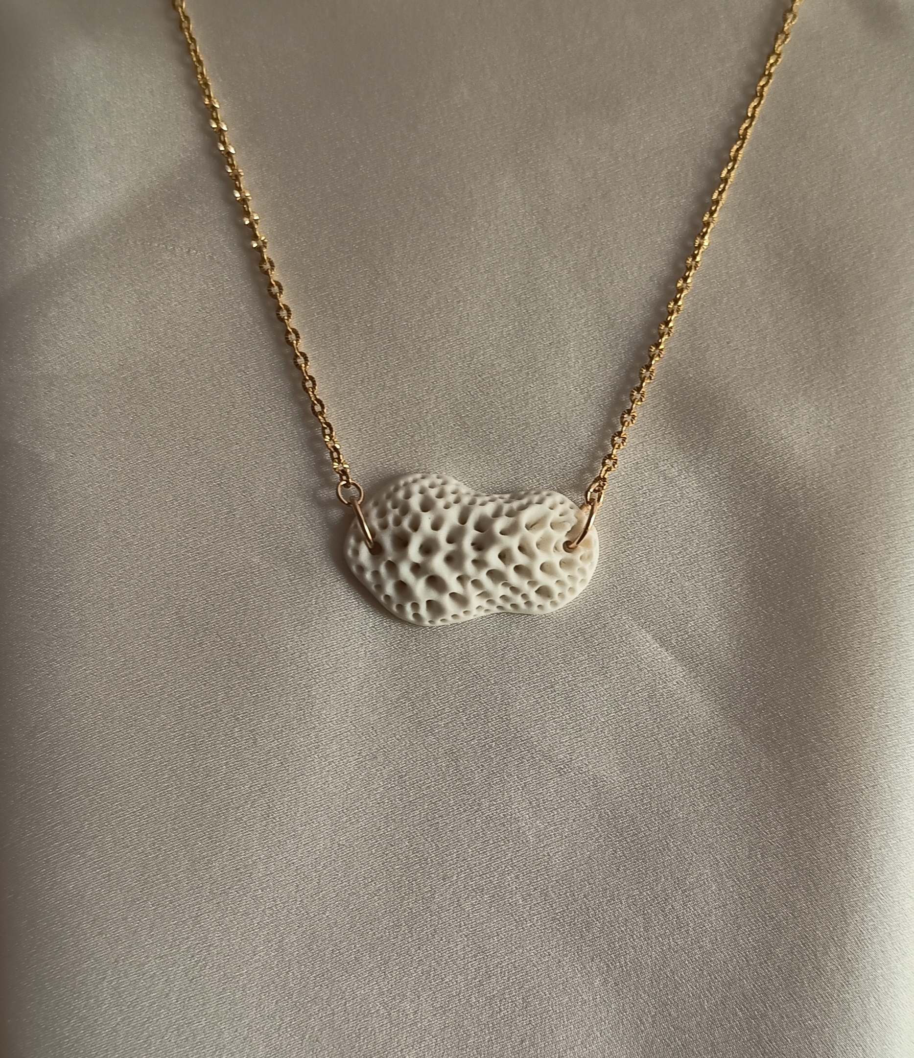 Collier, ras du cou, avec un pendentif en porcelaine