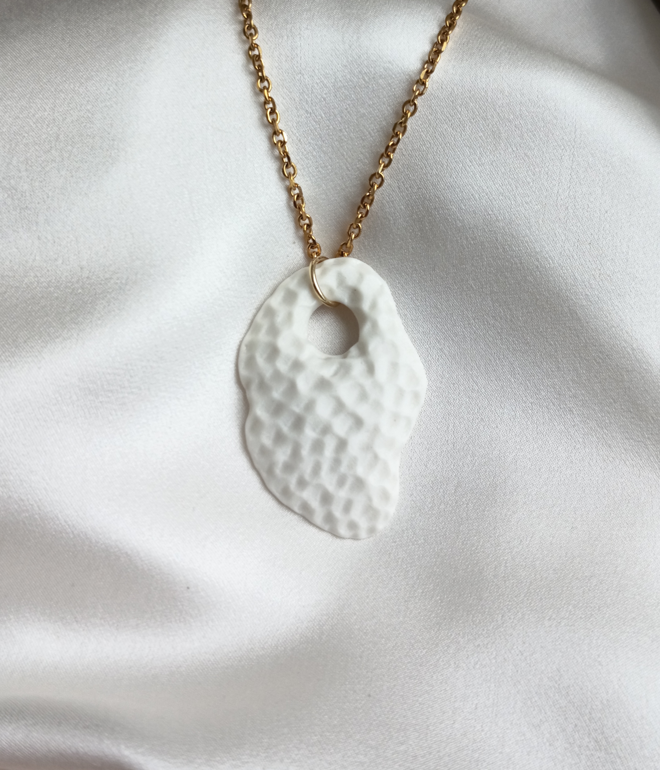 Collier avec un pendentif en porcelaine