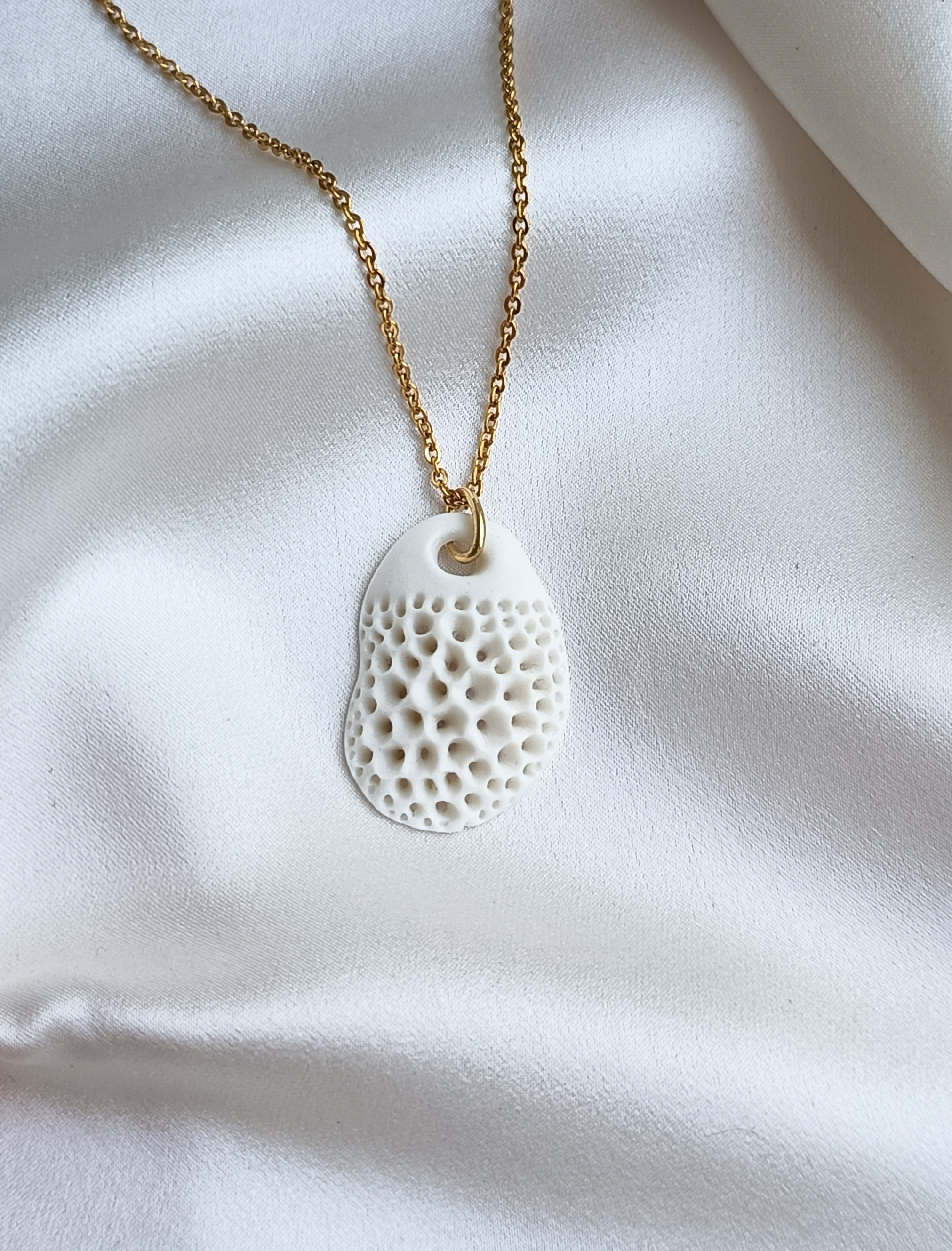 Collier avec un pendentif en porcelaine