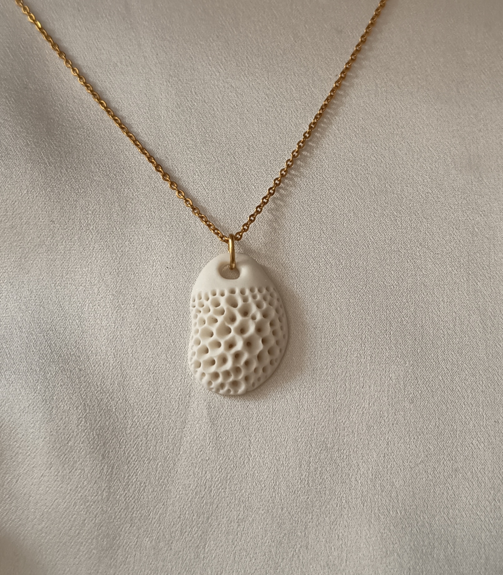 Collier avec un pendentif en porcelaine