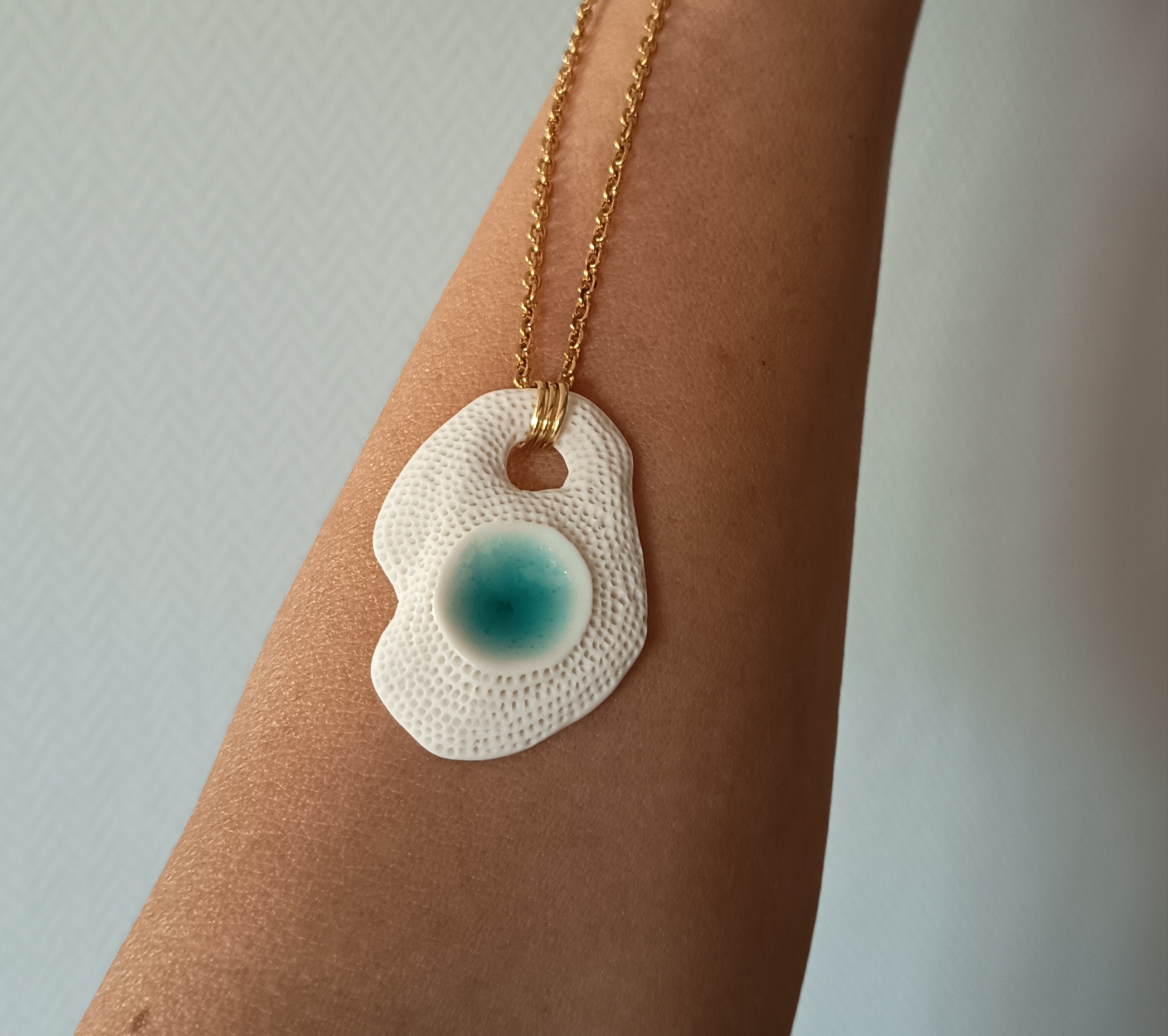 Collier avec un pendentif en porcelaine