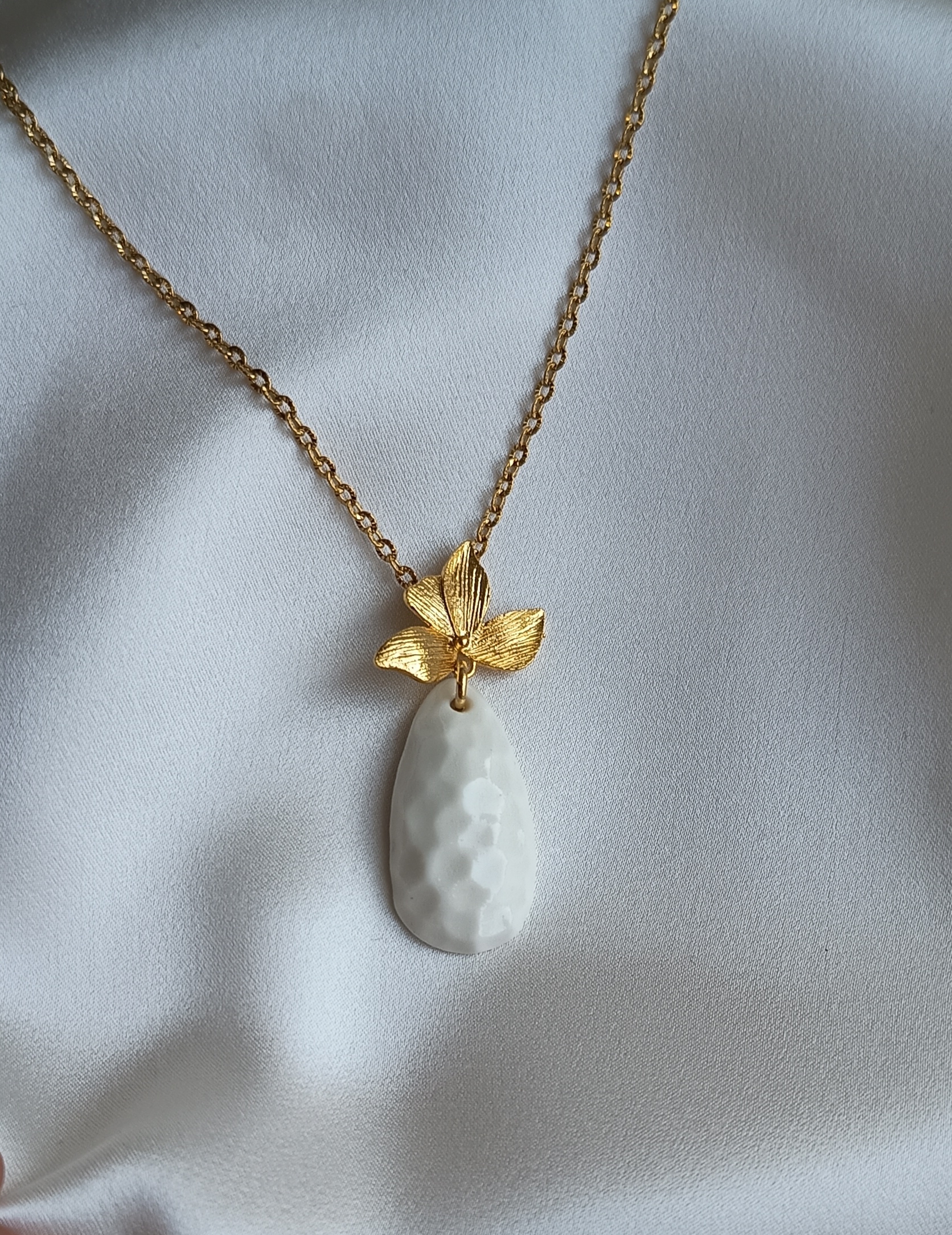 Collier avec un pendentif en porcelaine