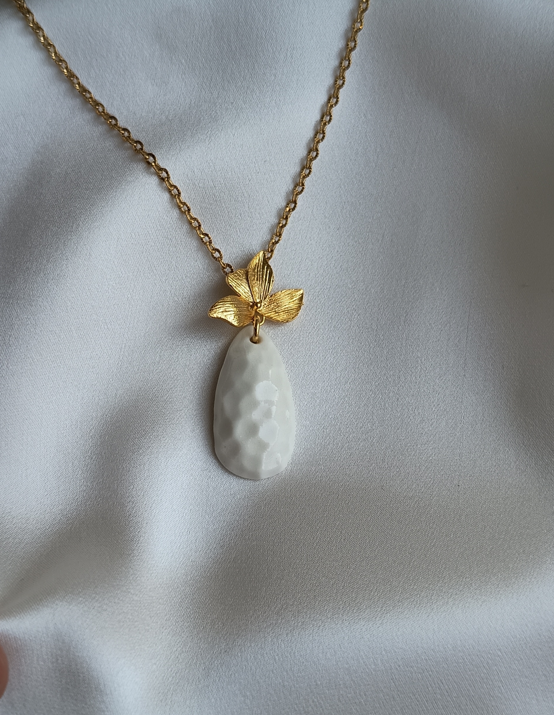 Collier avec un pendentif en porcelaine