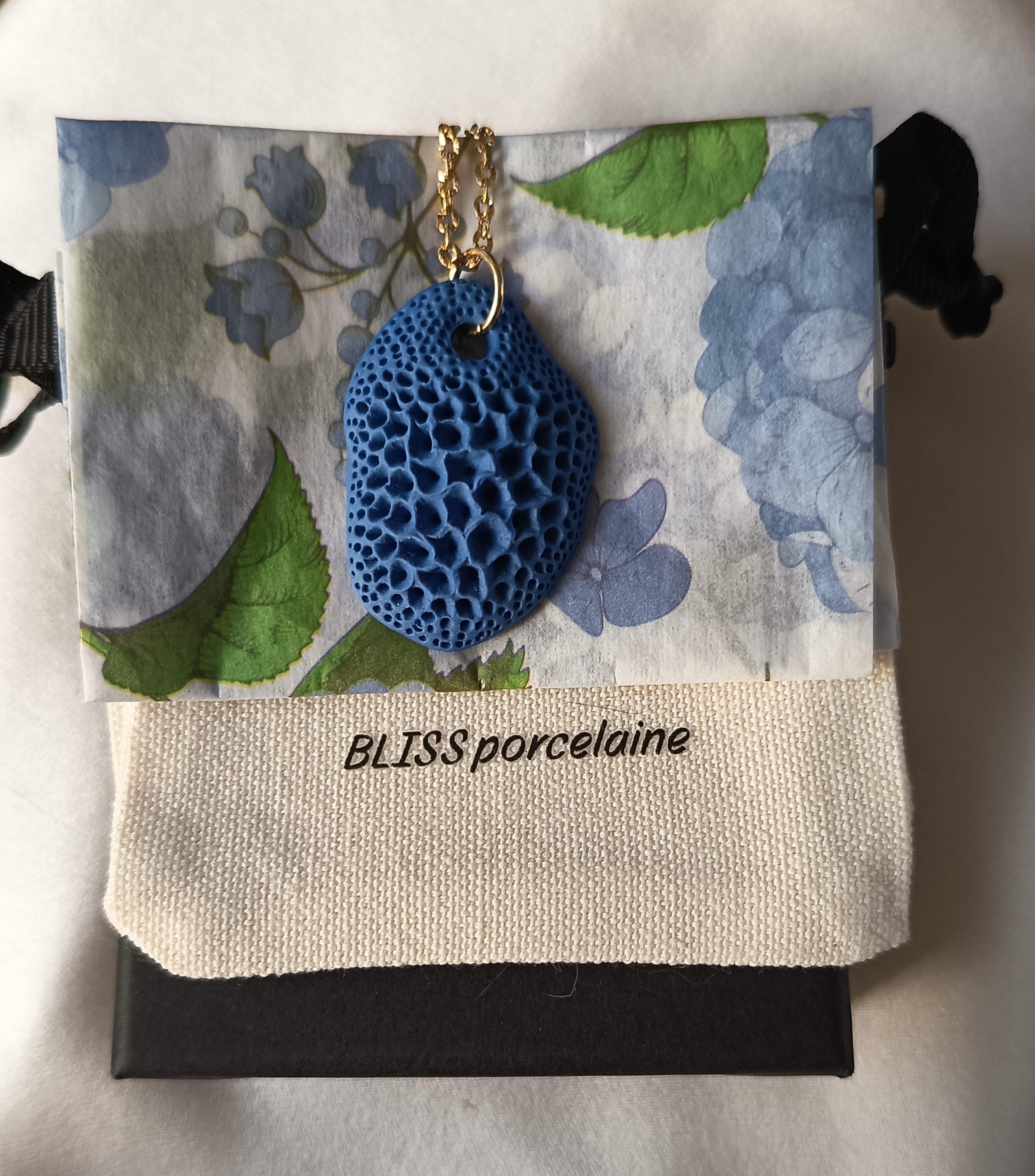 Collier avec un pendentif en porcelaine