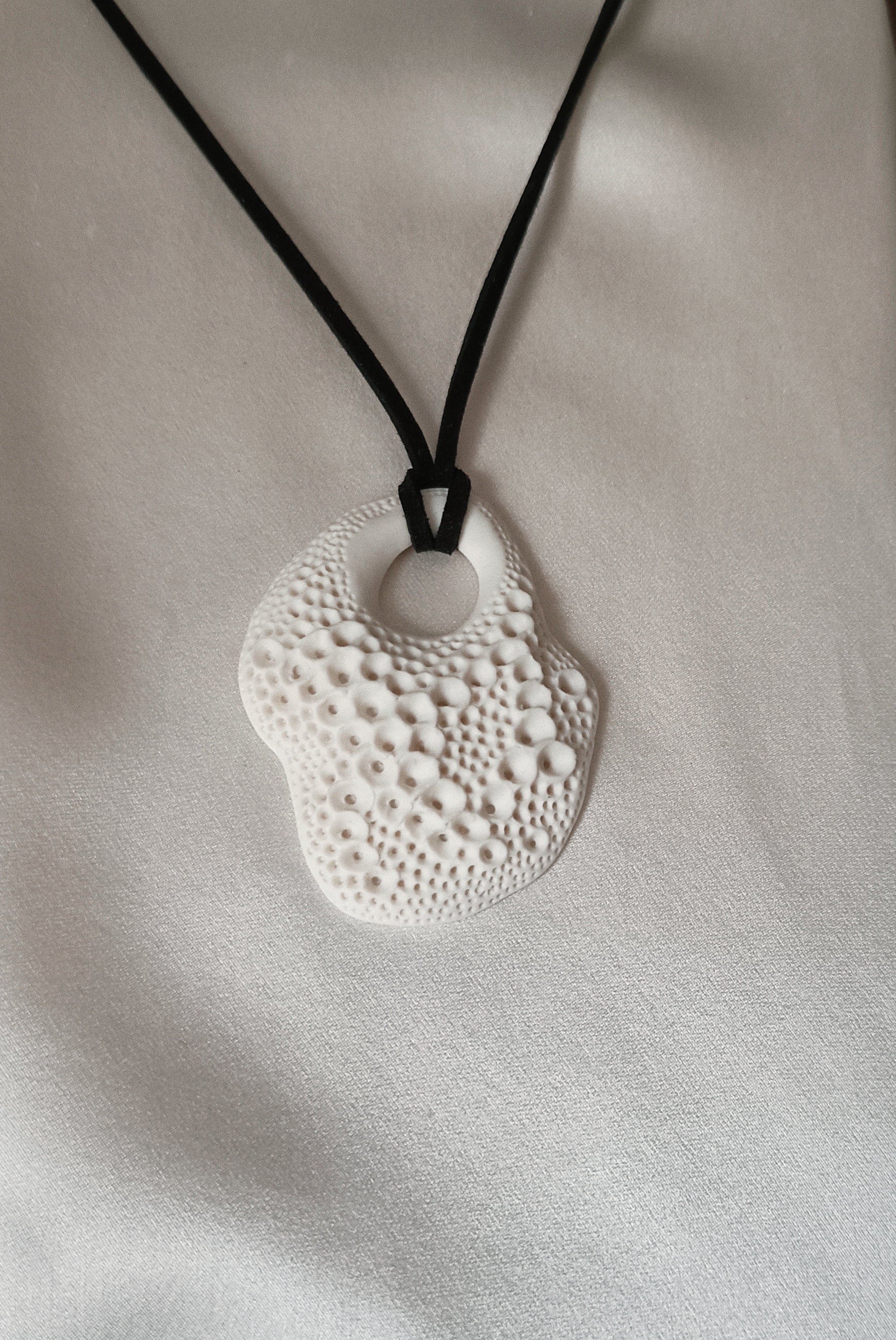 Sautoir, collier avec un pendentif en porcelaine