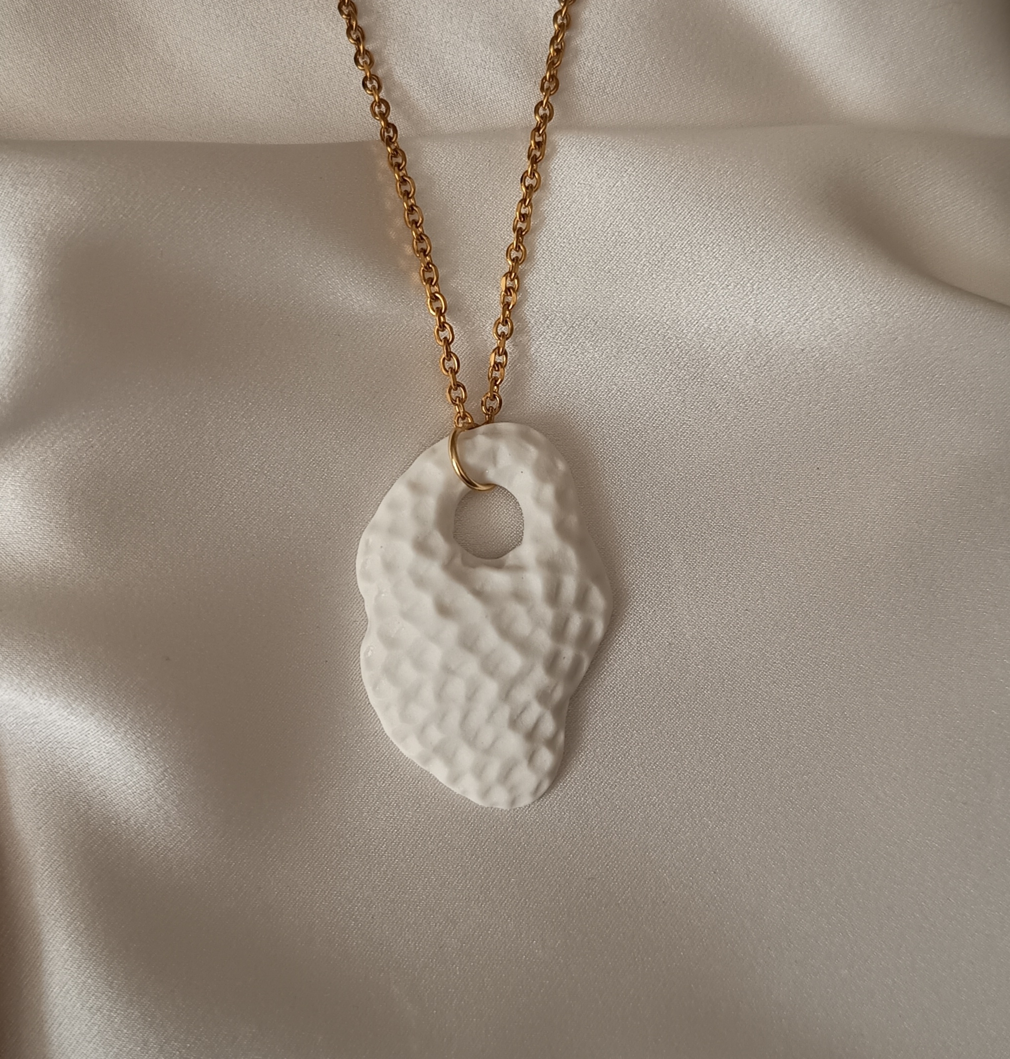 Collier avec un pendentif en porcelaine