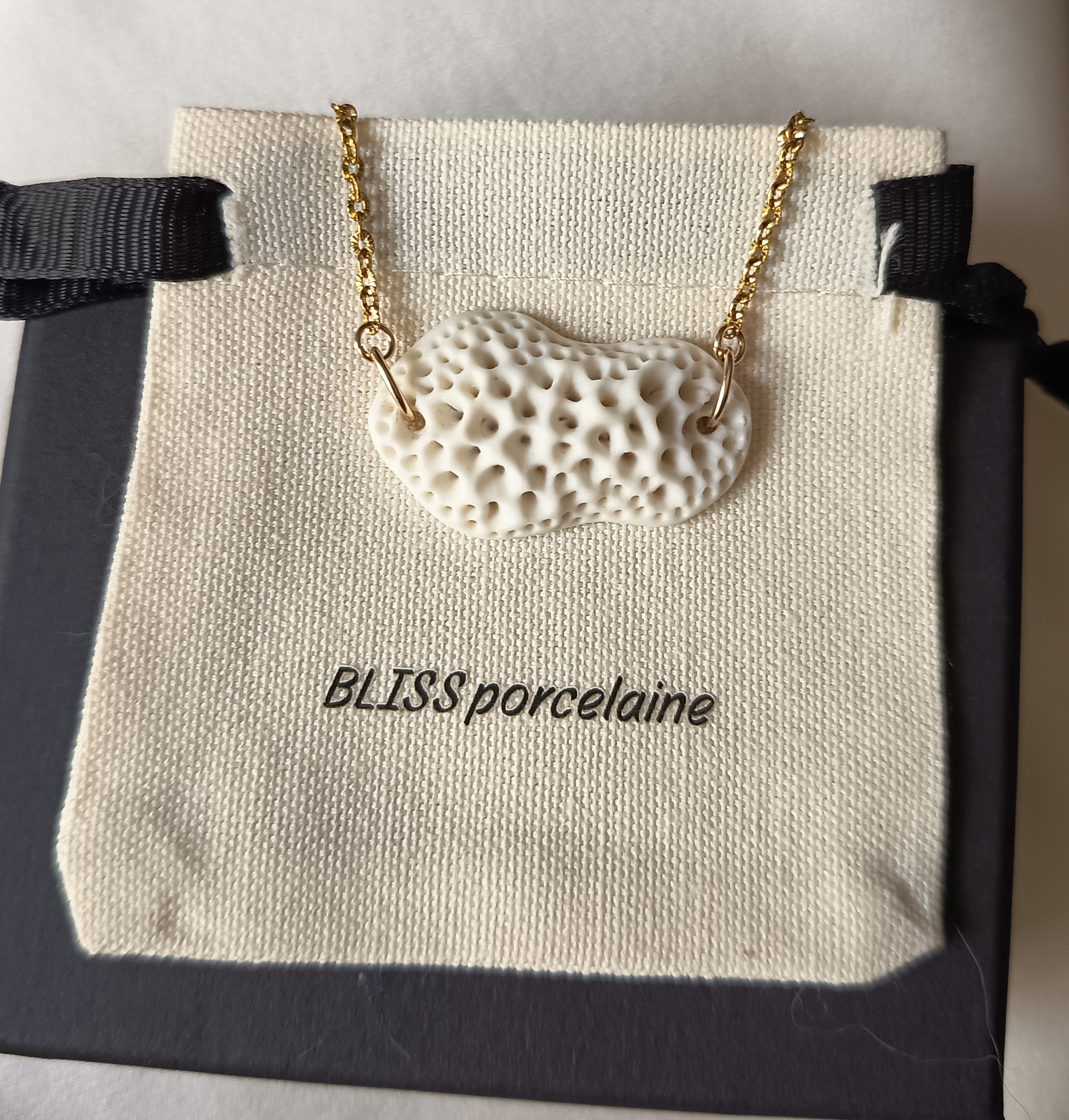 Collier, ras du cou, avec un pendentif en porcelaine