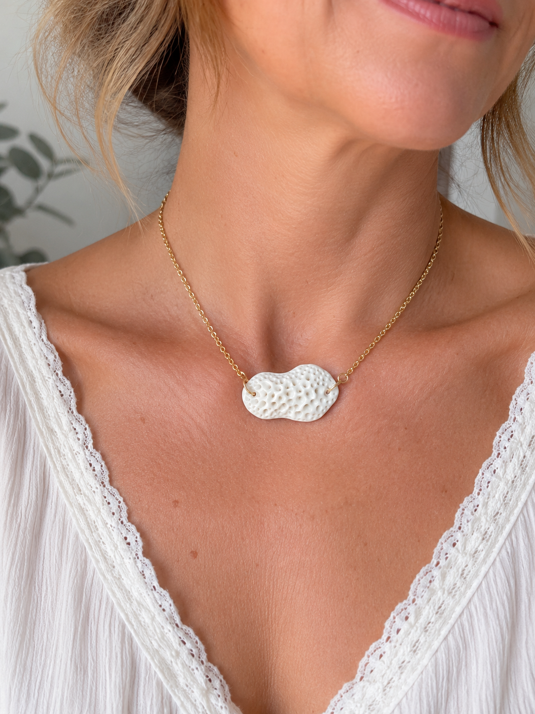 Collier, ras du cou, avec un pendentif en porcelaine