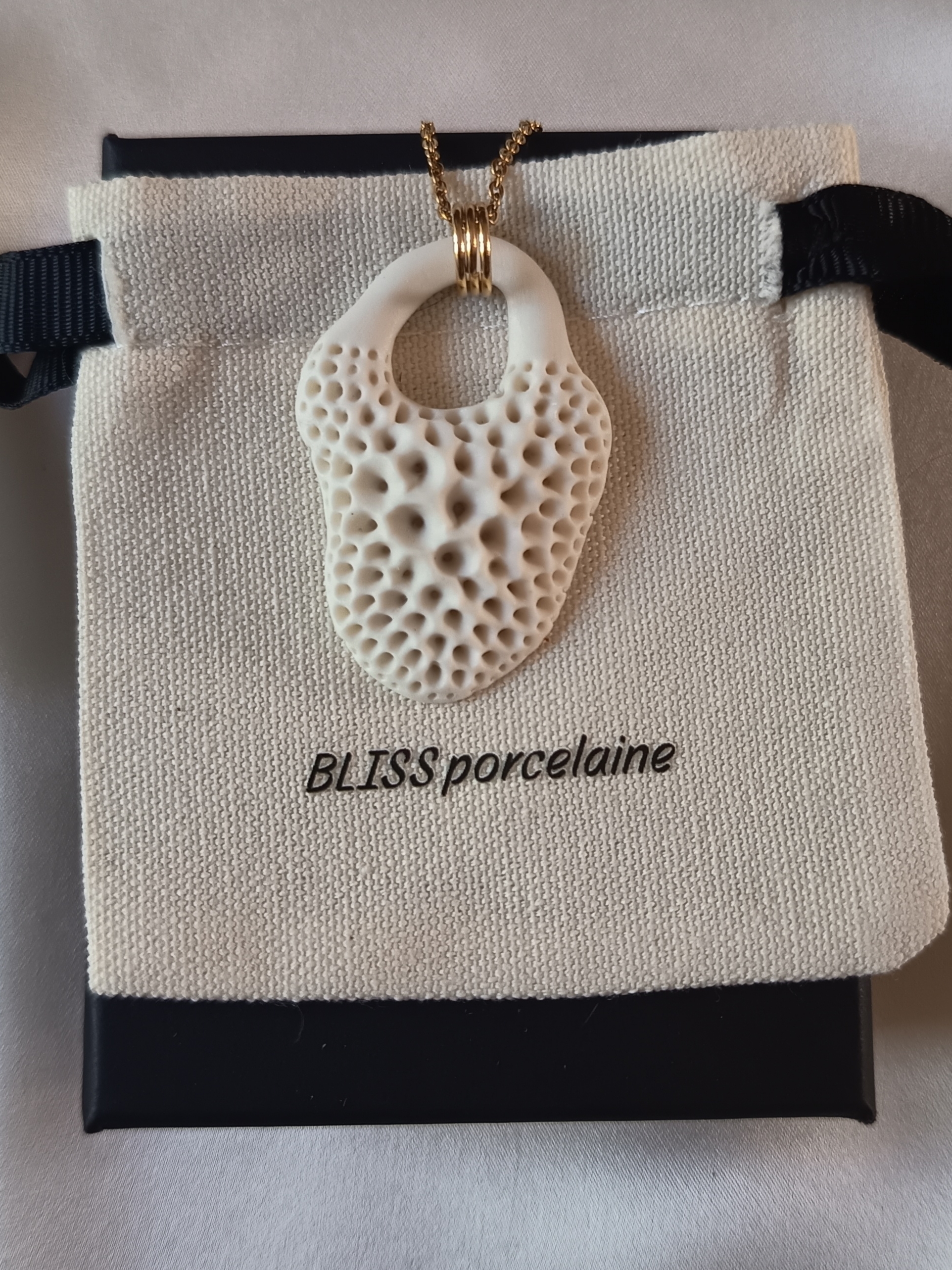 Collier avec un pendentif en porcelaine