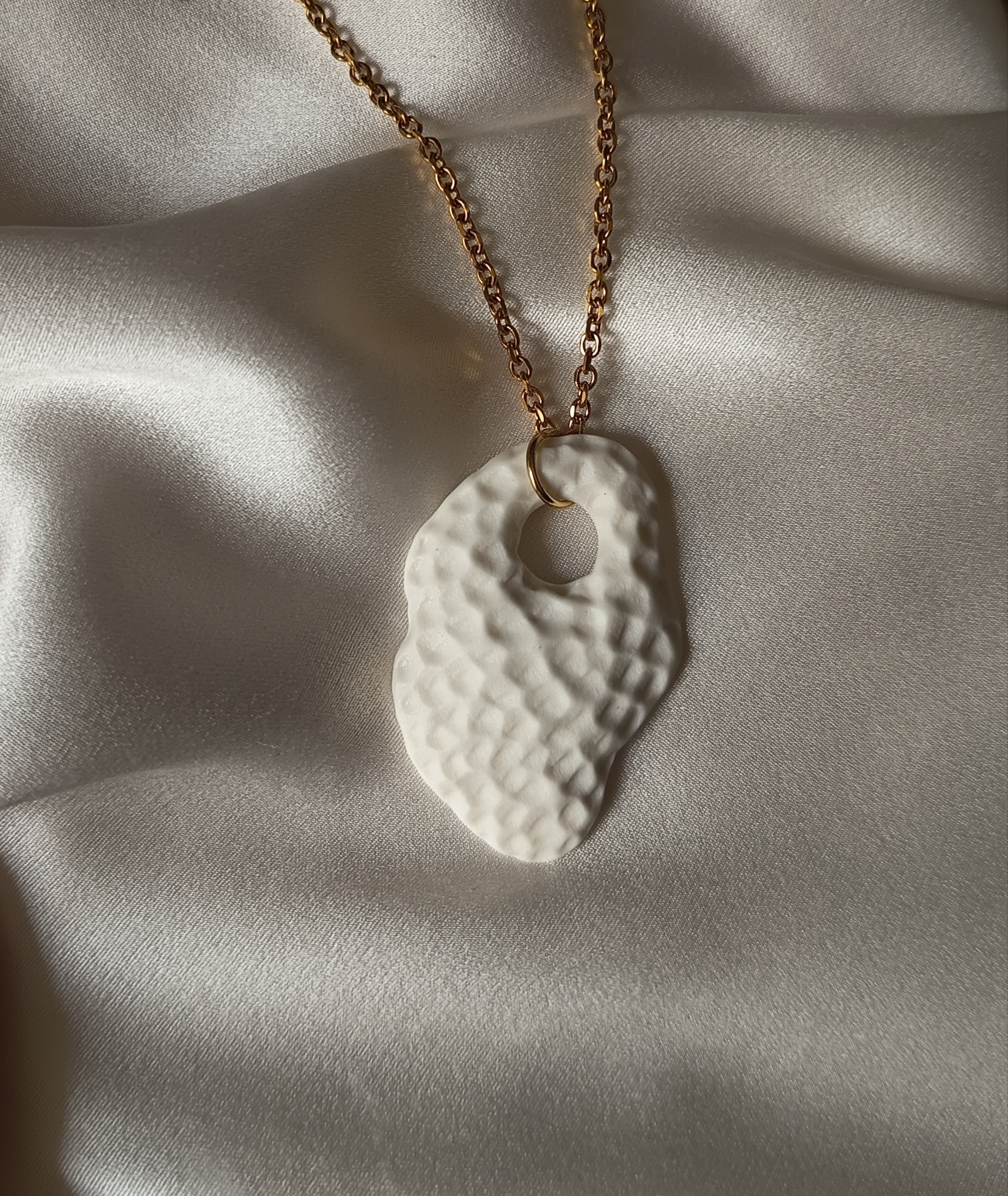 Collier avec un pendentif en porcelaine