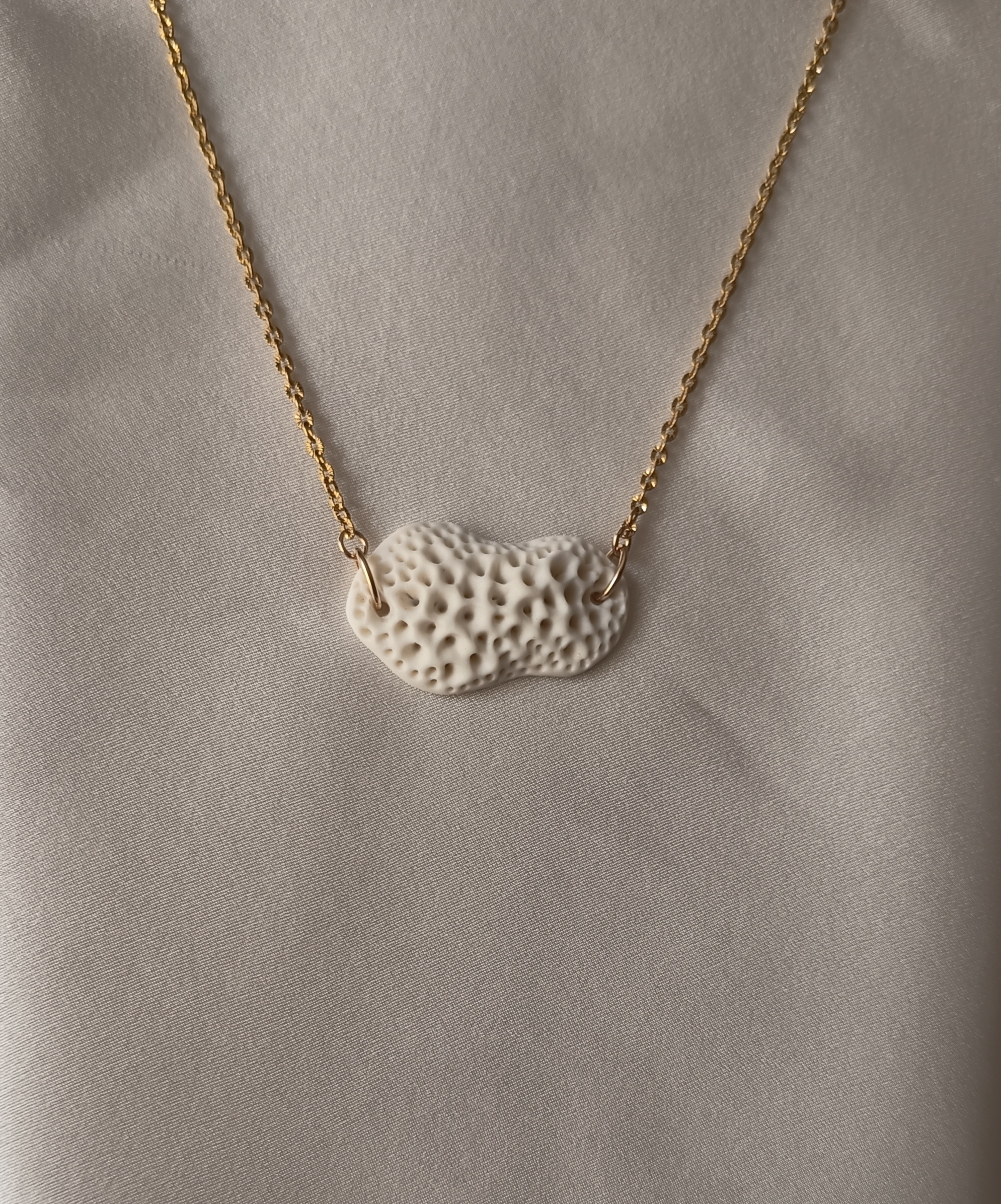 Collier, ras du cou, avec un pendentif en porcelaine