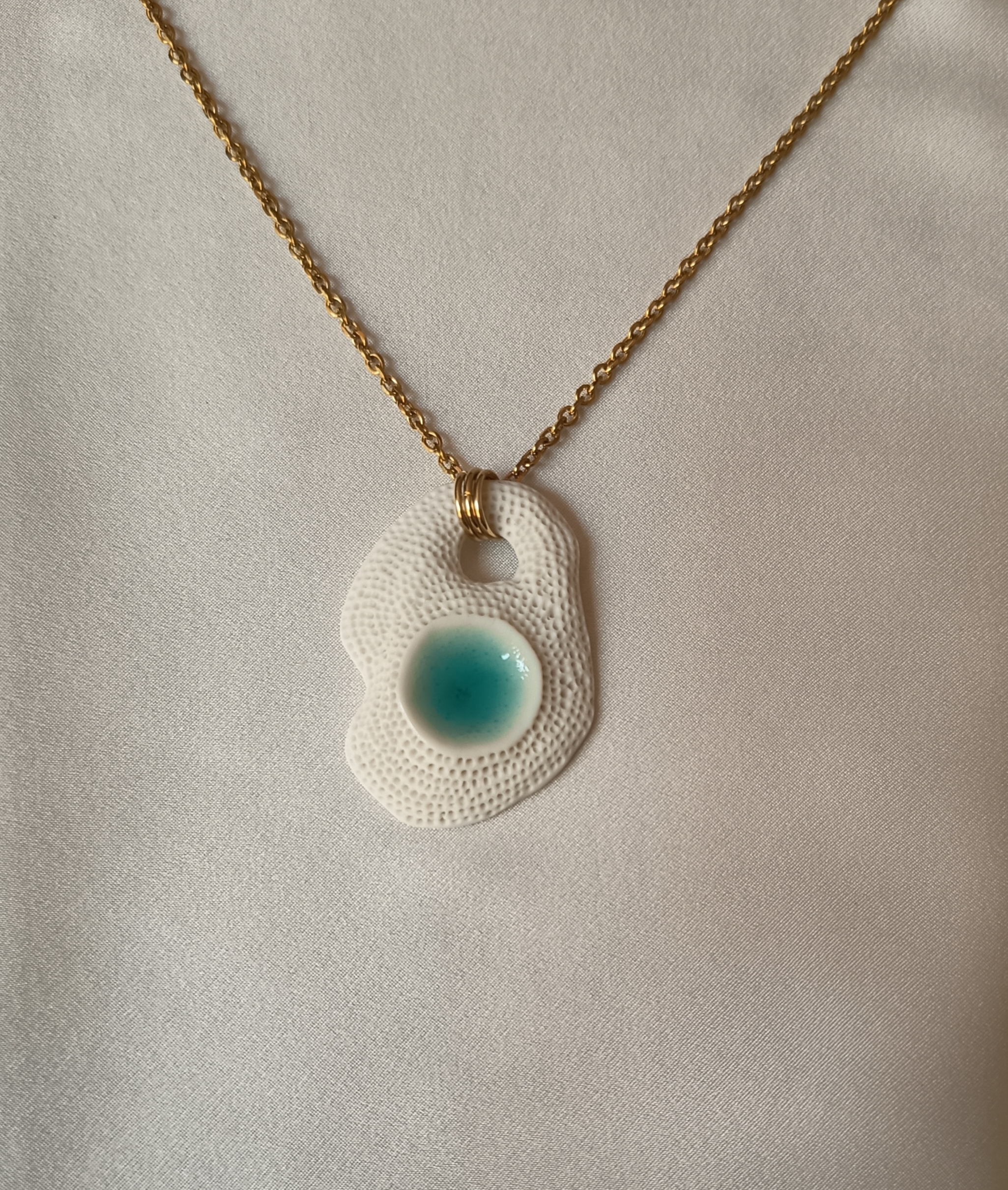 Collier avec un pendentif en porcelaine