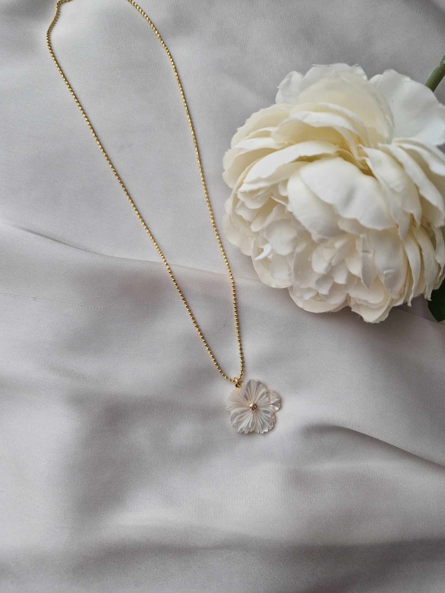 Besondere Halskette mit Perlmutt Blume