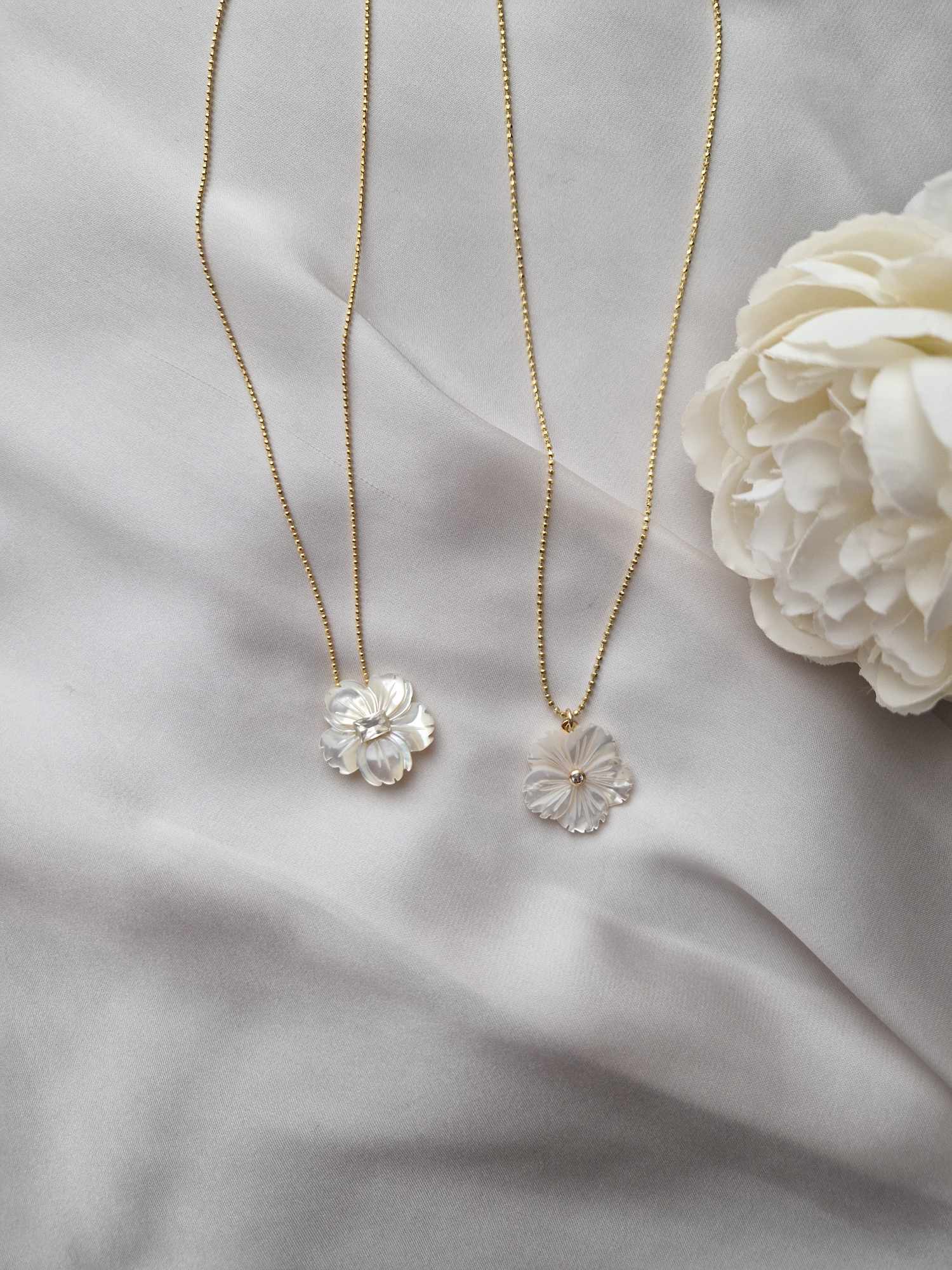 Besondere Halskette mit Perlmutt Blume