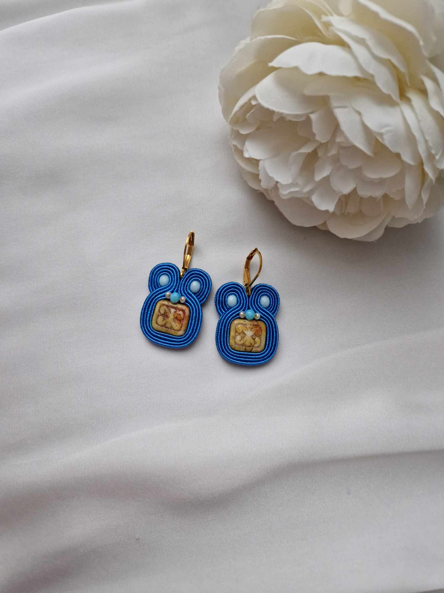 Soutache Ohrringe mit Keramikperle in Blau