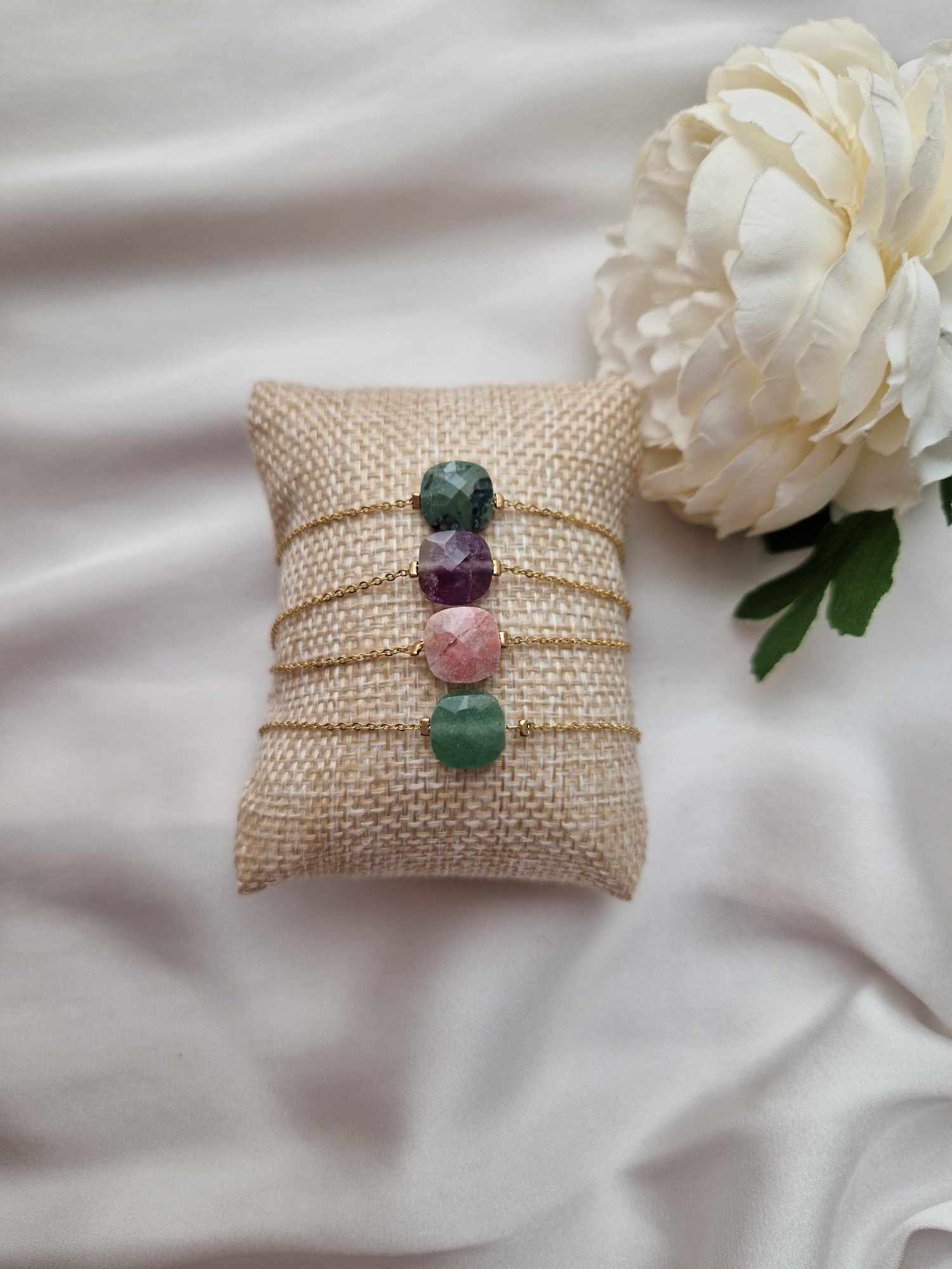 Armbänder mit Edelsteinen