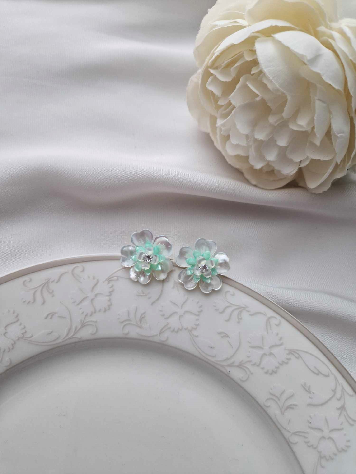 Ohrstecker triple mother-of-pearl flowers
