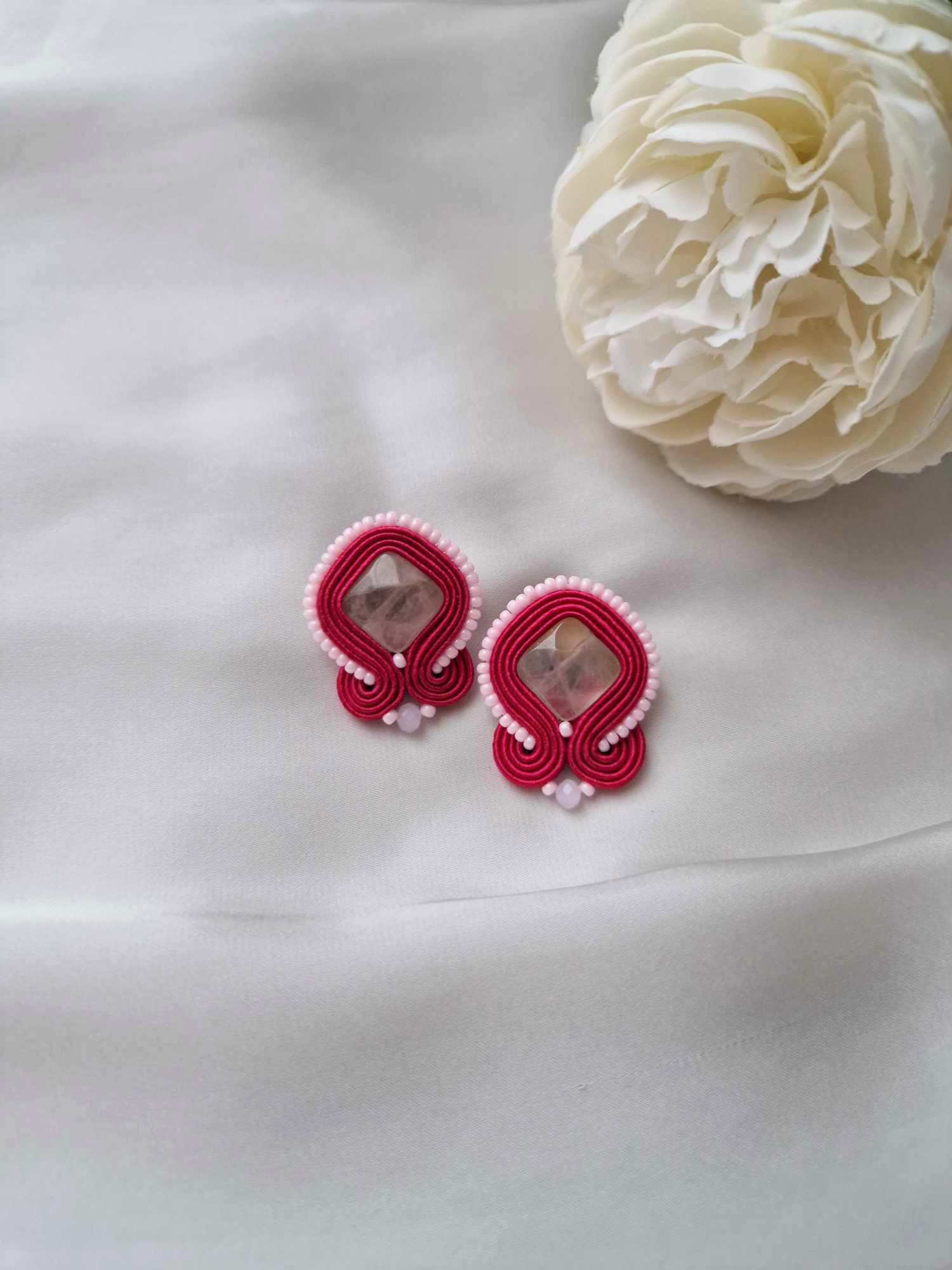 Soutache Ohrstecker mit Rosenquarz
