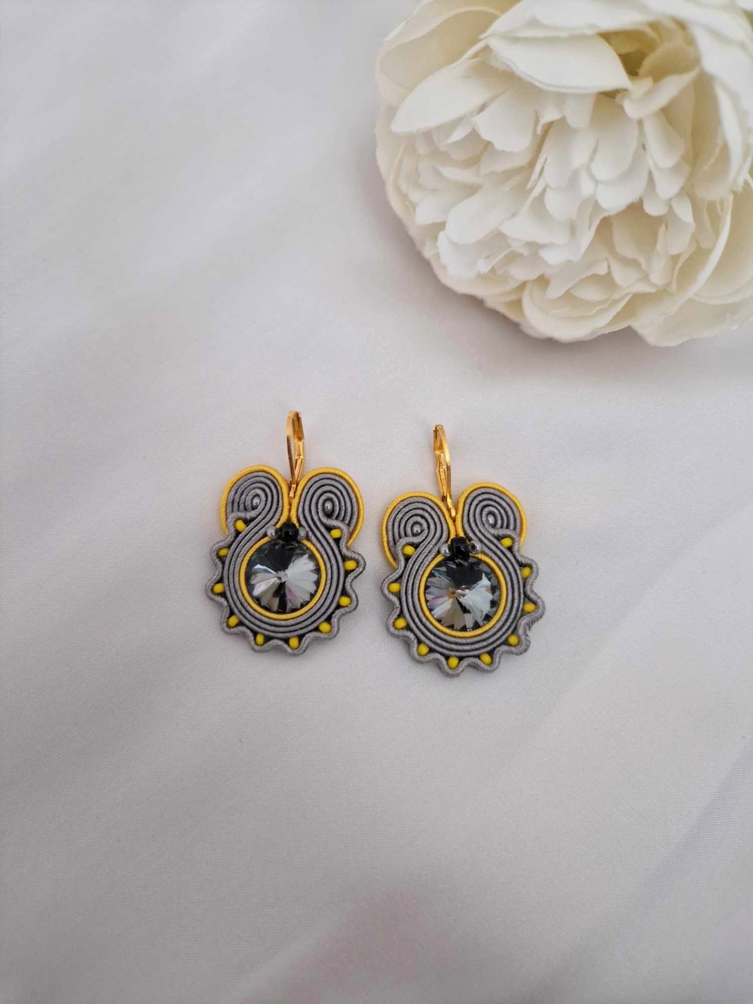 Soutache Ohrringe mit Kristallen in Taupe 