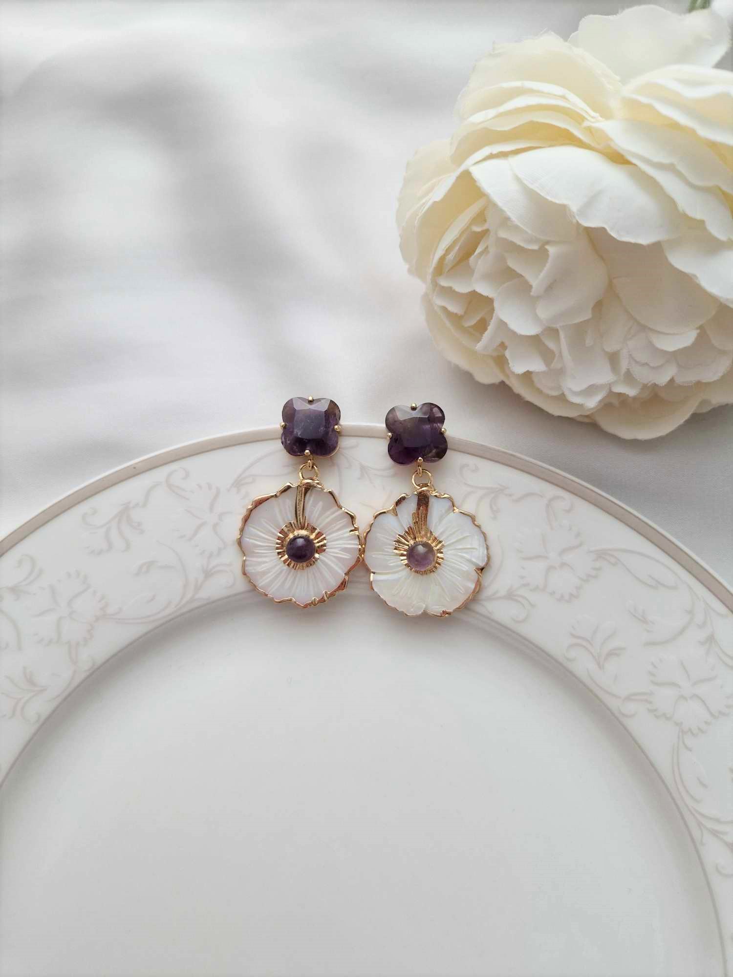 Besondere Ohrringe mit Perlmutt und Amethysten 