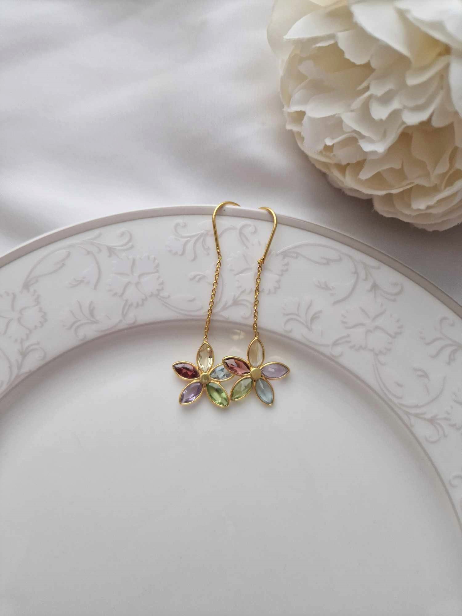 Besondere Ohrringe mit Edelsteinen in Blumenform 