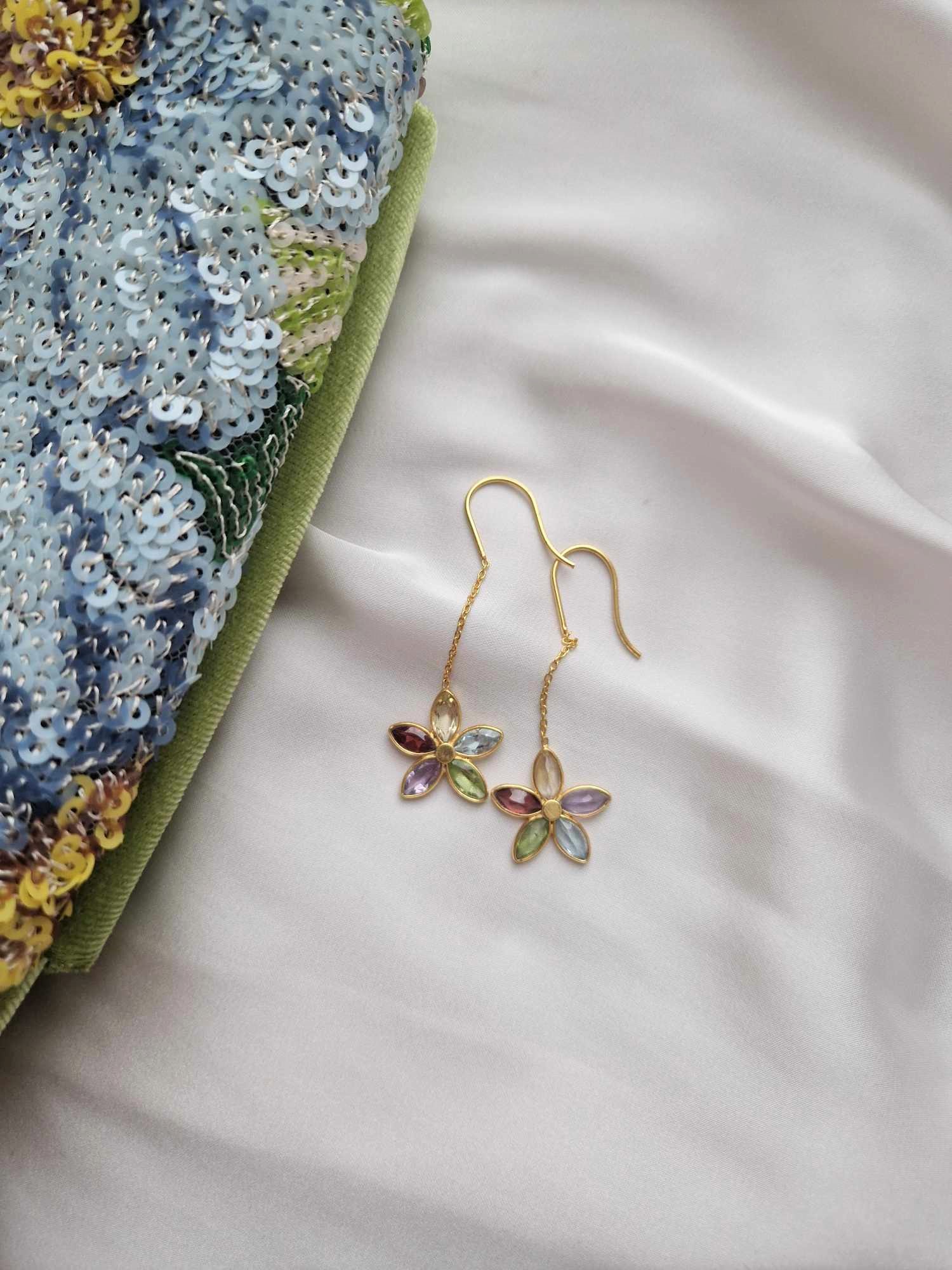 Besondere Ohrringe mit Edelsteinen in Blumenform 