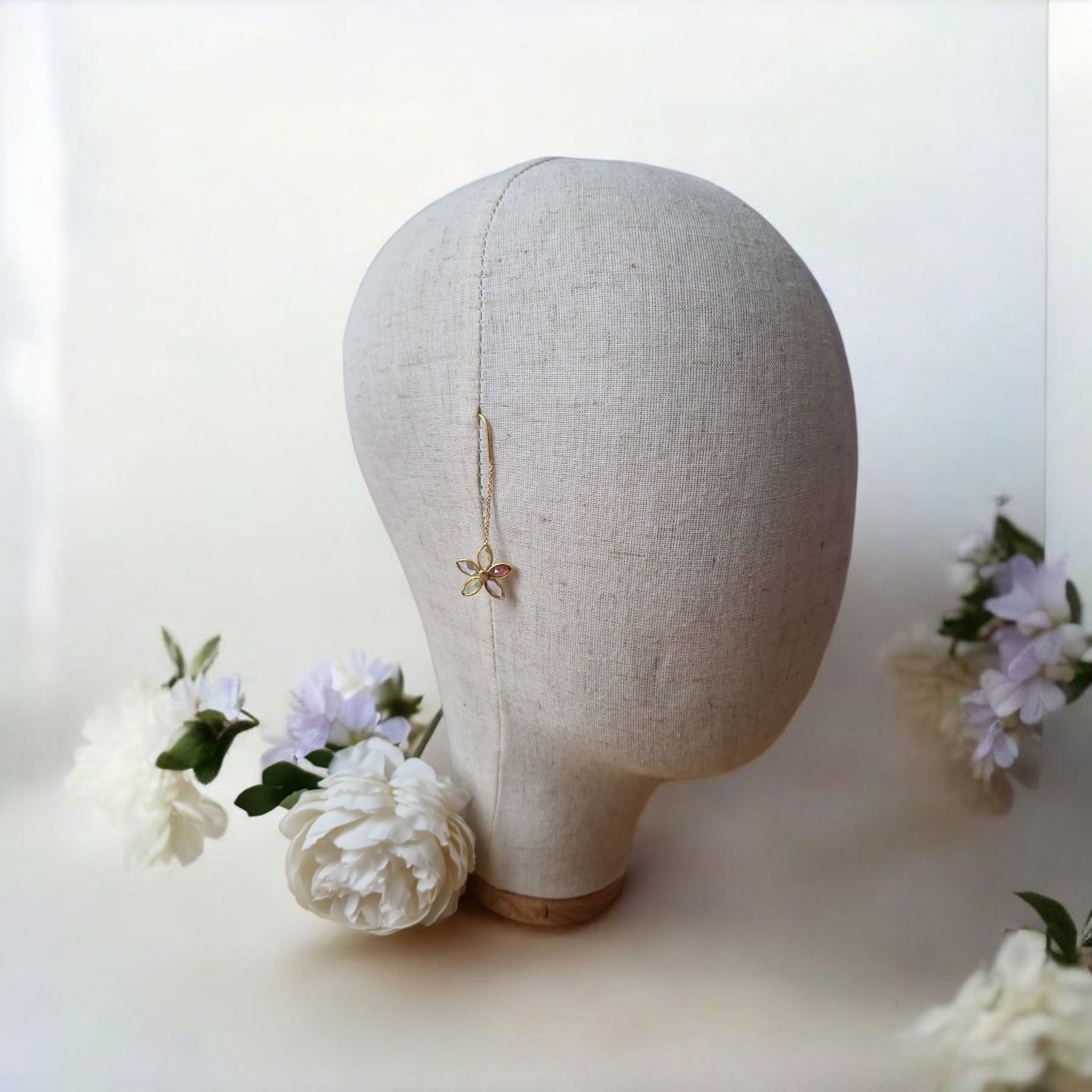 Besondere Ohrringe mit Edelsteinen in Blumenform 