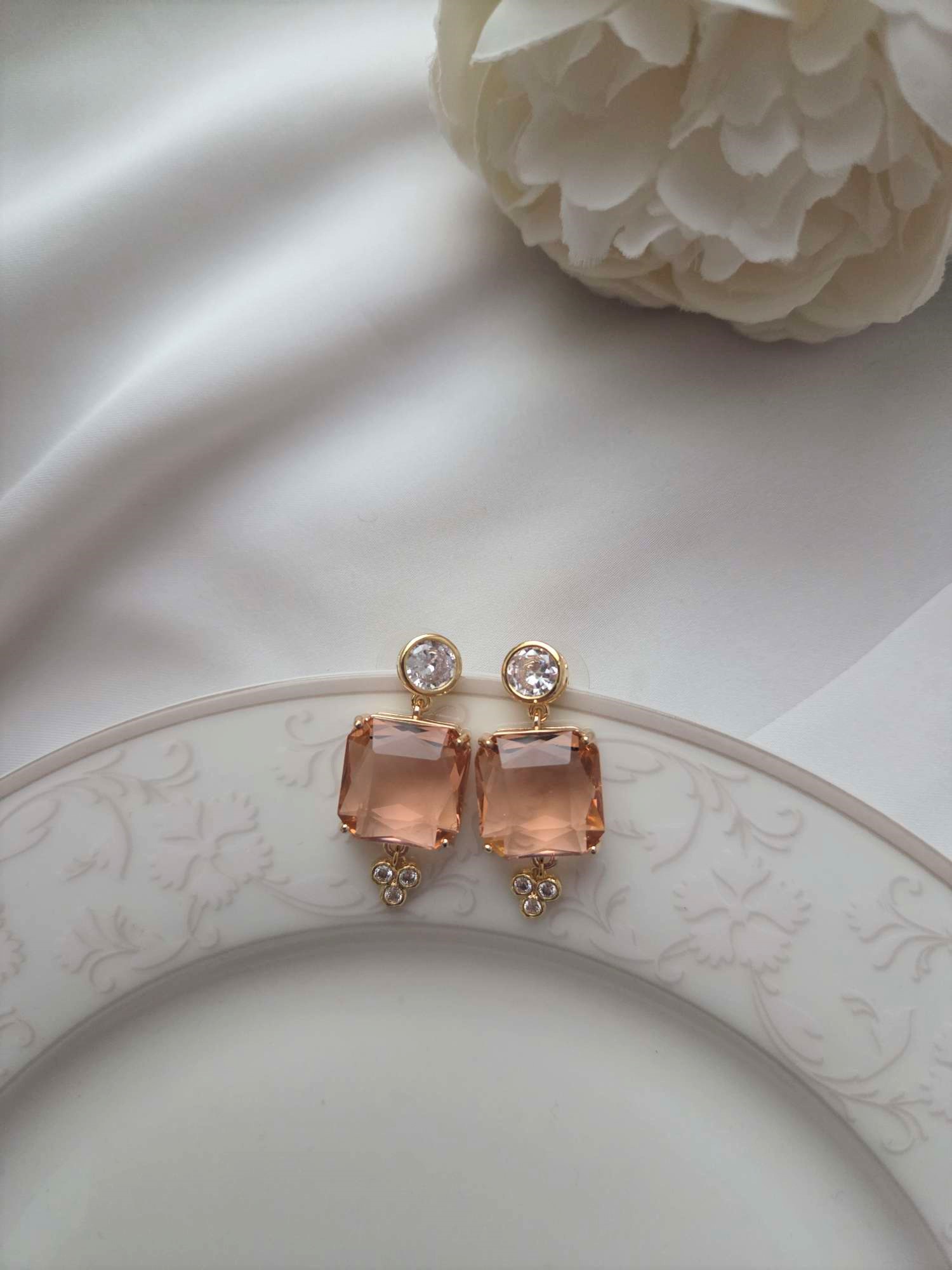 Besondere Ohrringe mit Glaselementen