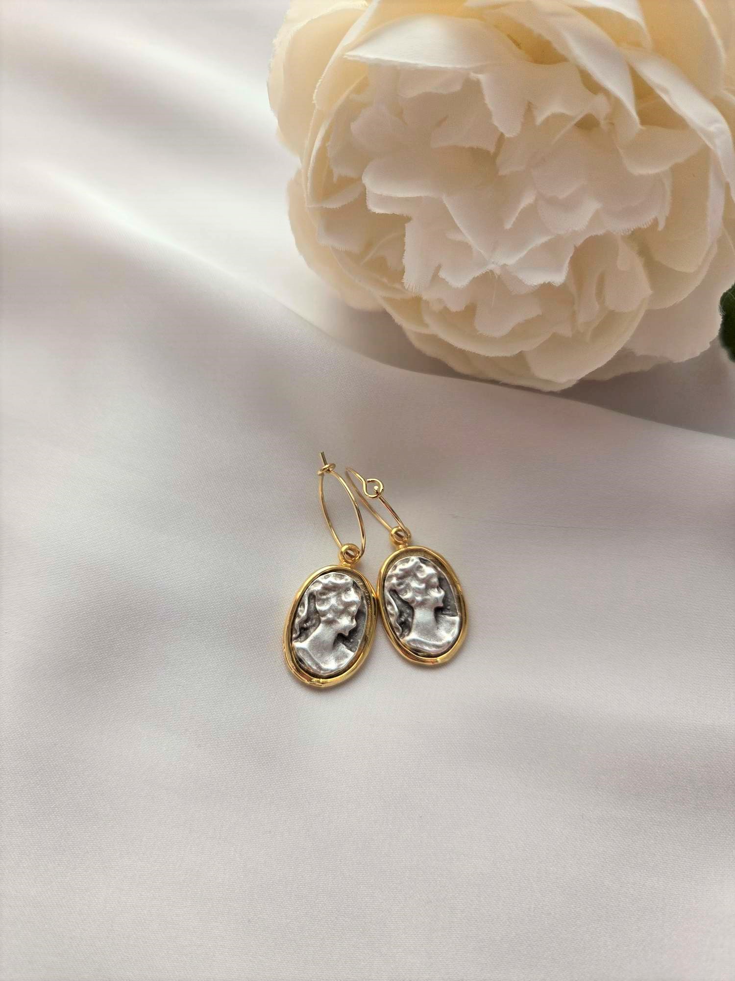 Creolen mit Medallion Anhänger