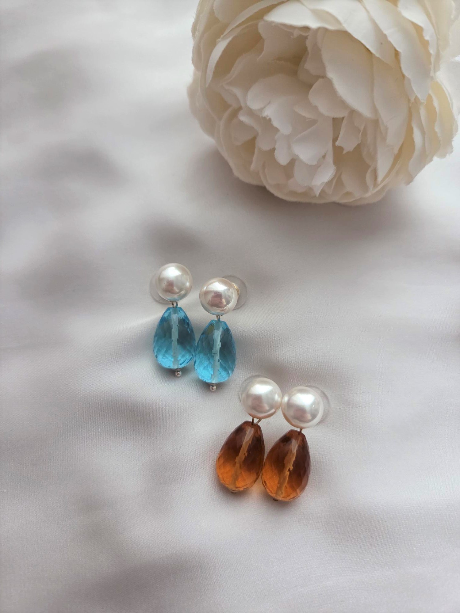 Besondere Ohrringe mit Edelsteinen und Perlen Stecker 