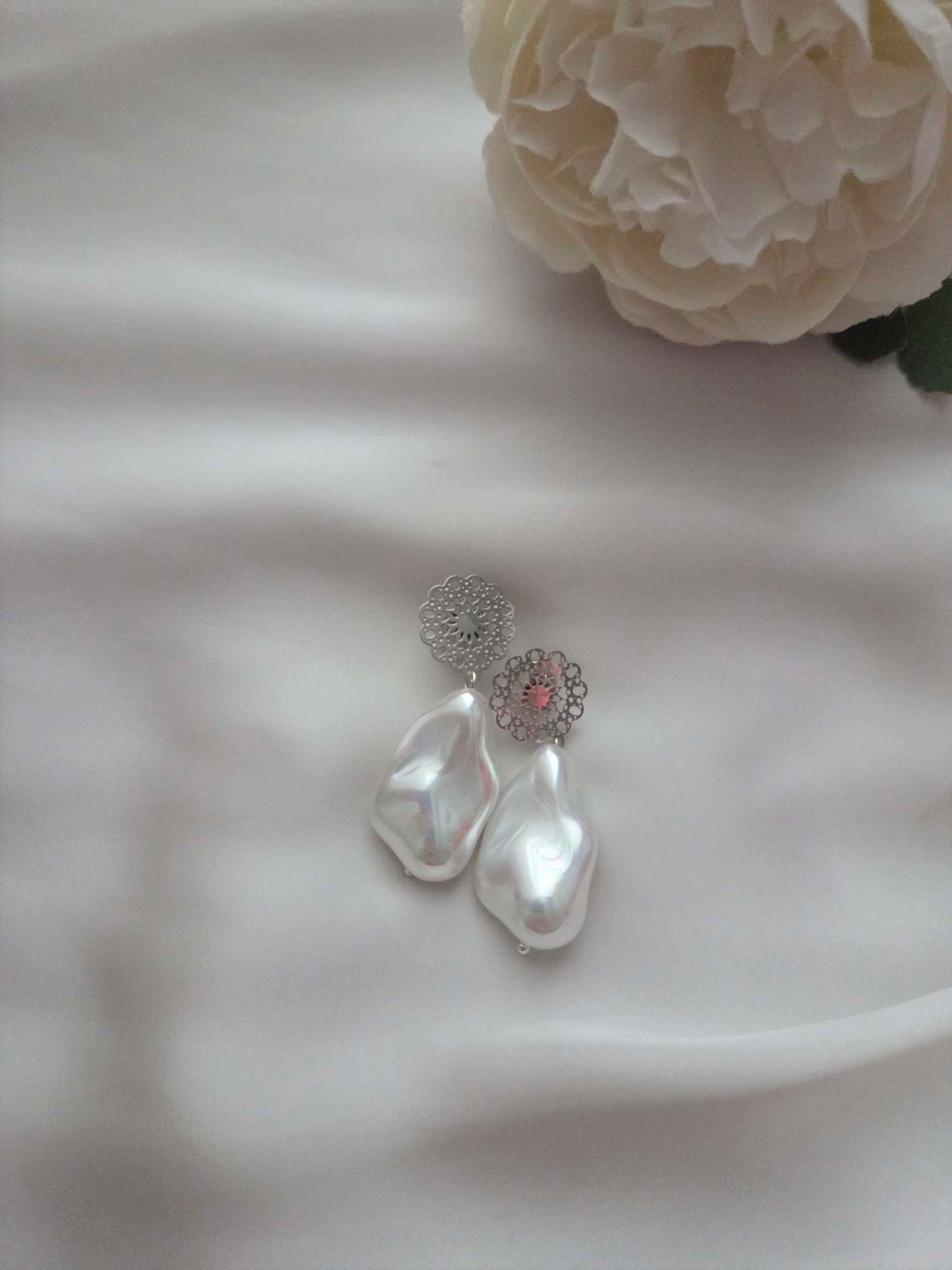 Besondere Ohrringe mit großer Perle