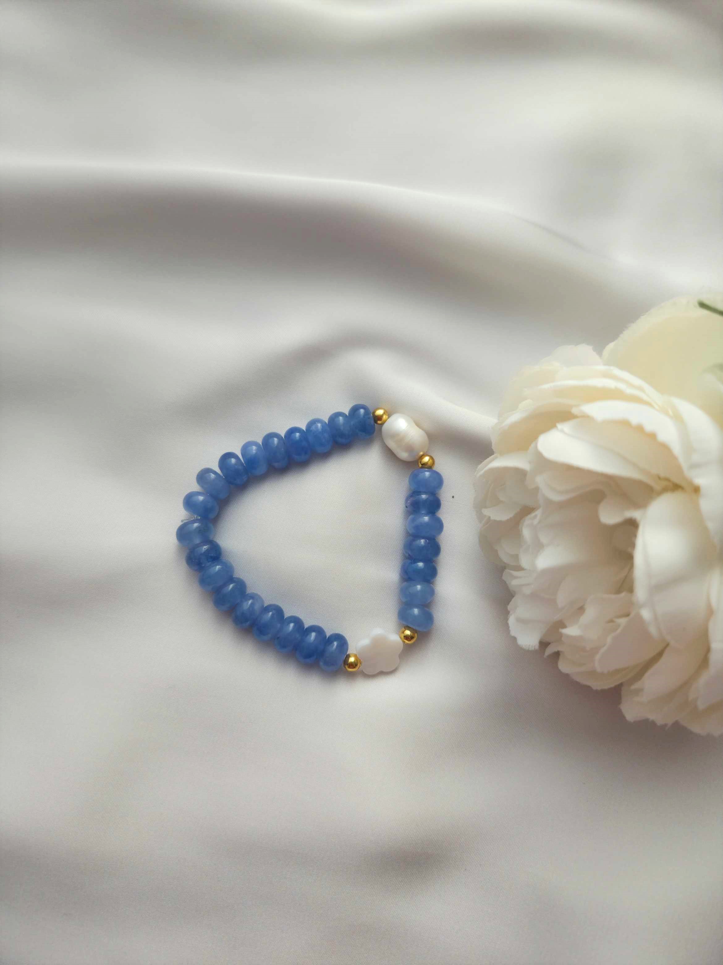 Armbänder mit Edelsteinen und Perlen 