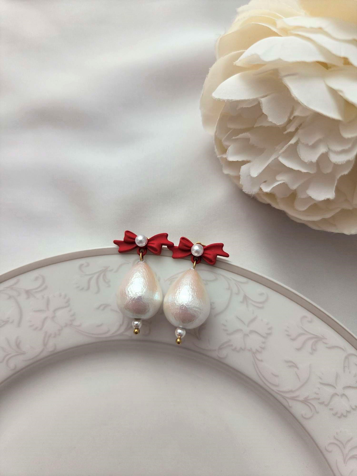 Besondere Ohrringe mit Schleifen Stecker