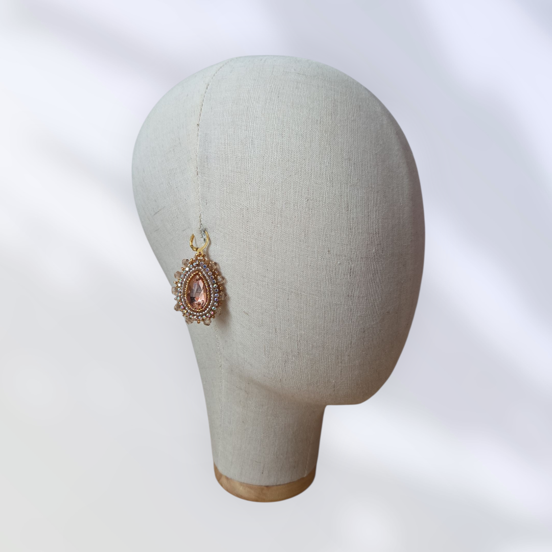 Besondere Ohrringe mit Kristallen