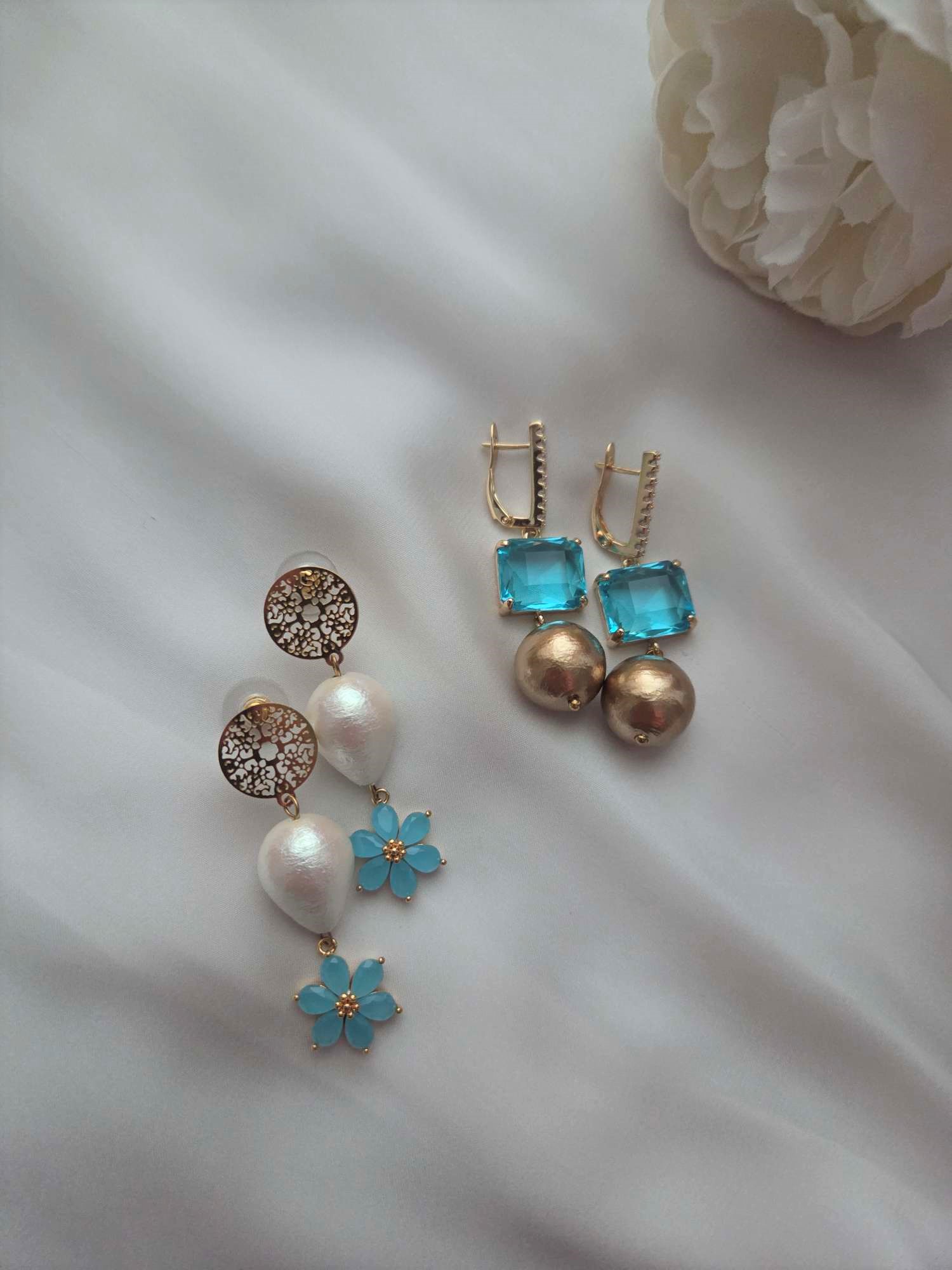 Besondere Ohrringe mit Glaselementen und Cotton Pearl 
