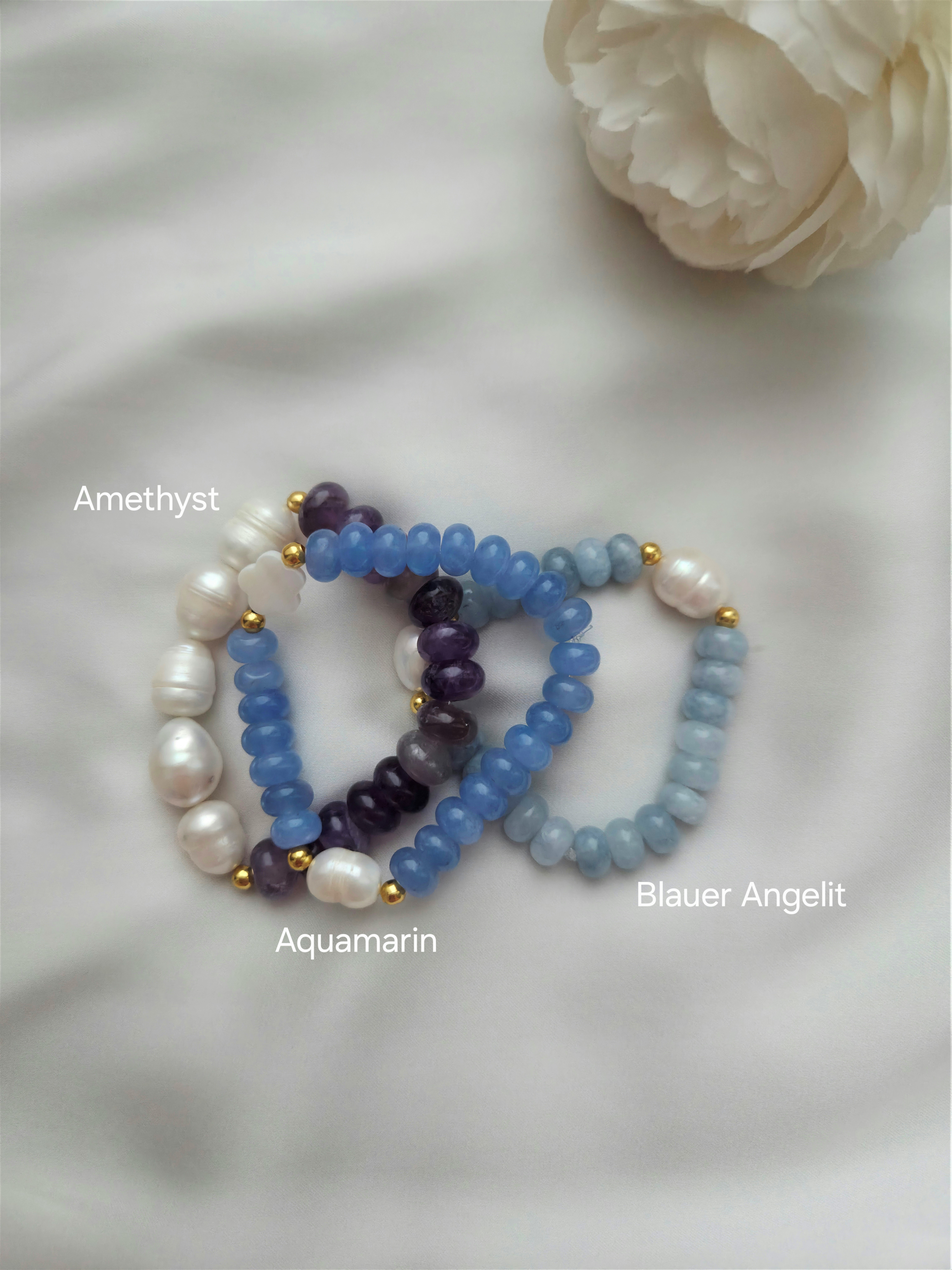 Armbänder mit Edelsteinen und Perlen 