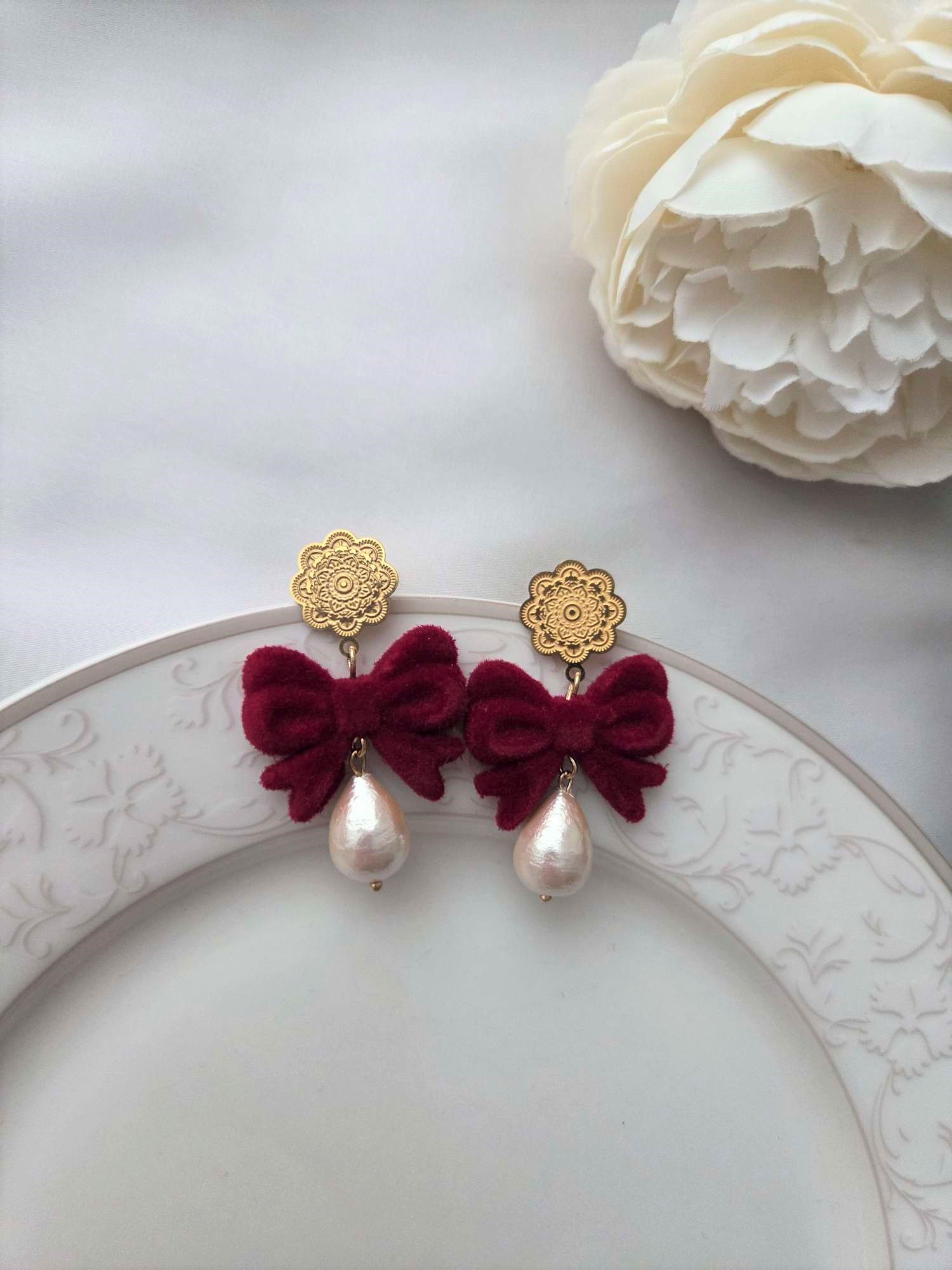 Besondere Ohrringe mit Samtschleife 