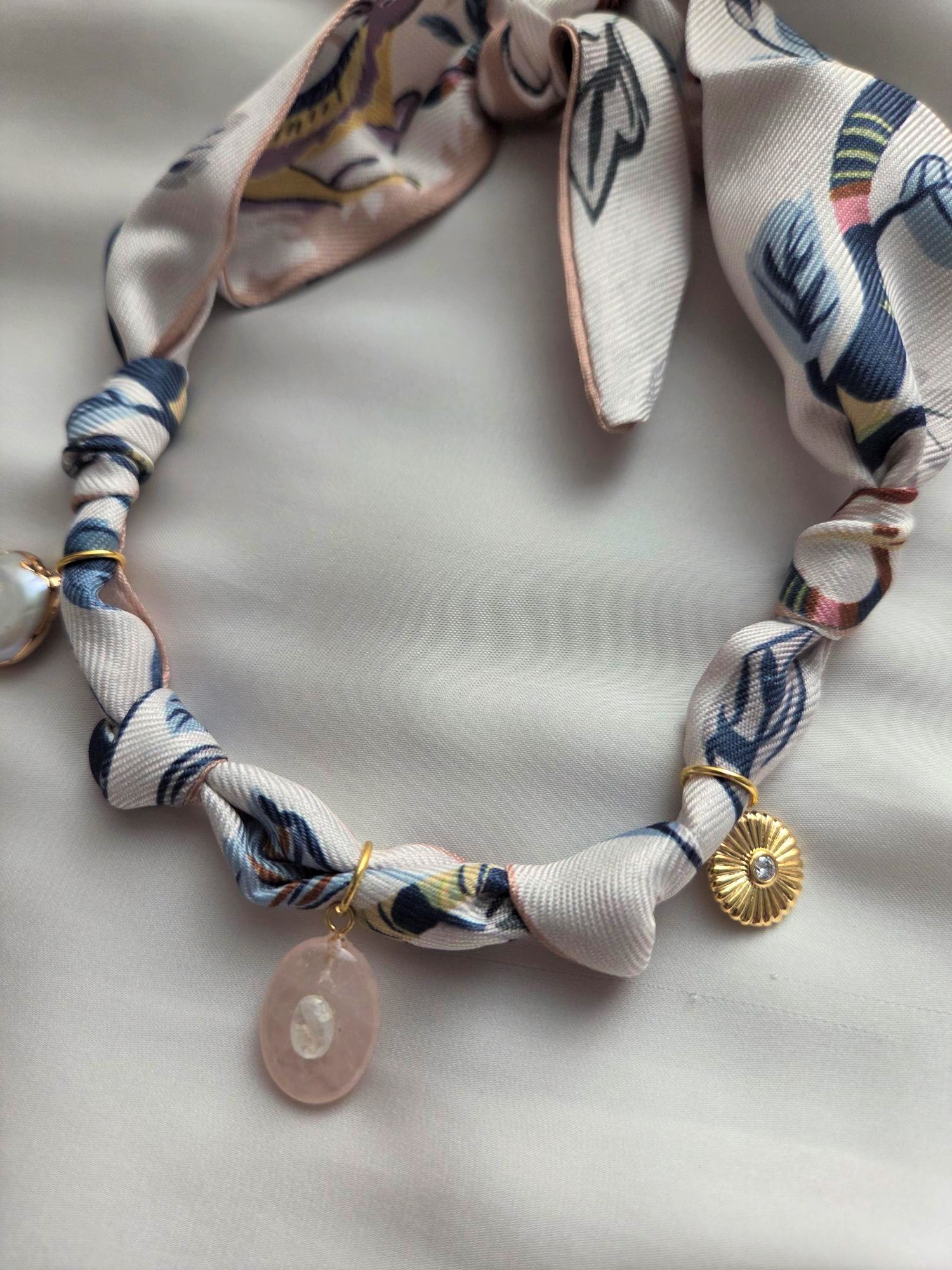 Halstuchkette Modell Iva mit Rosenquarz und Opal 