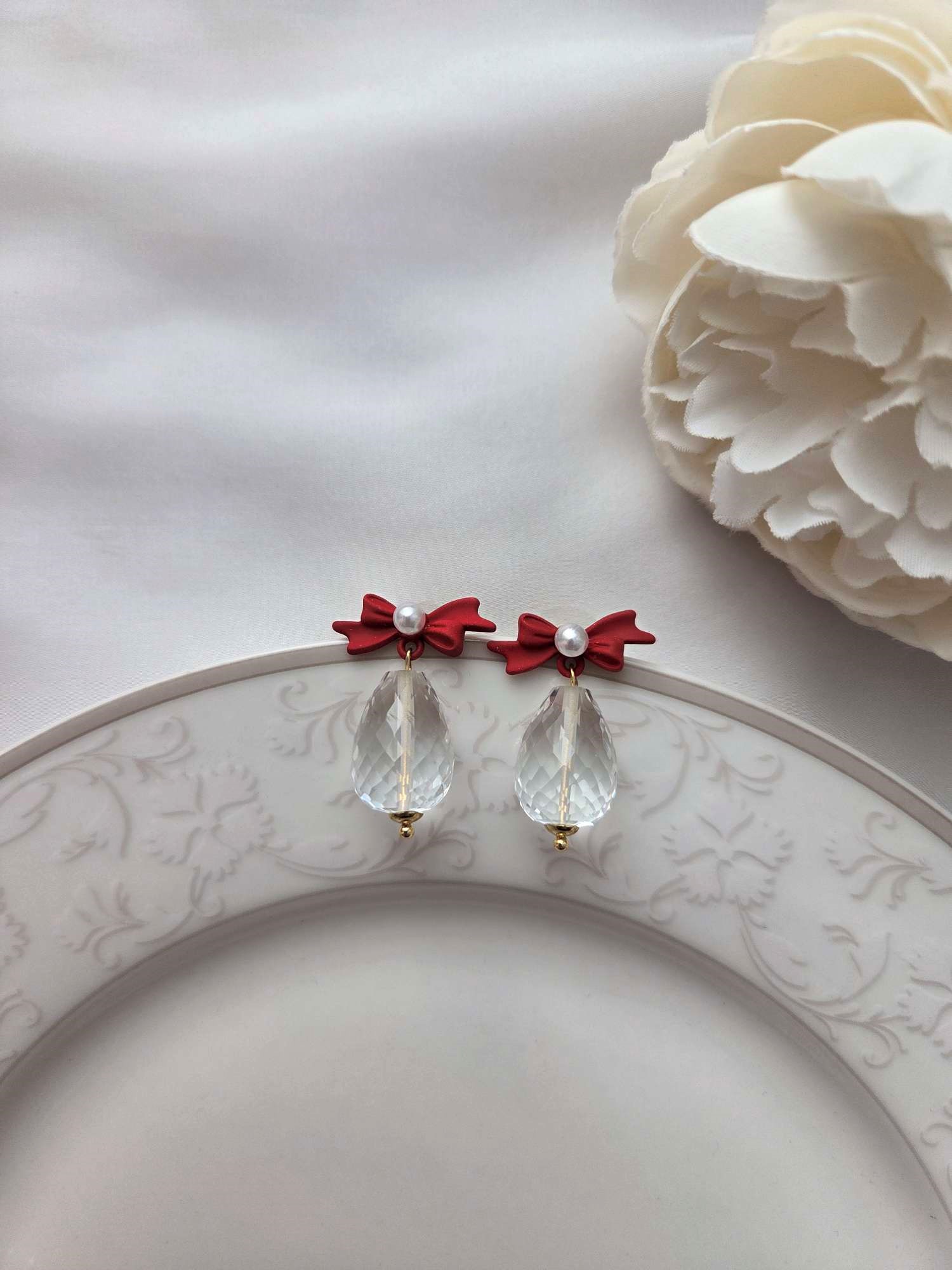 Besondere Ohrringe mit Schleifen Stecker 