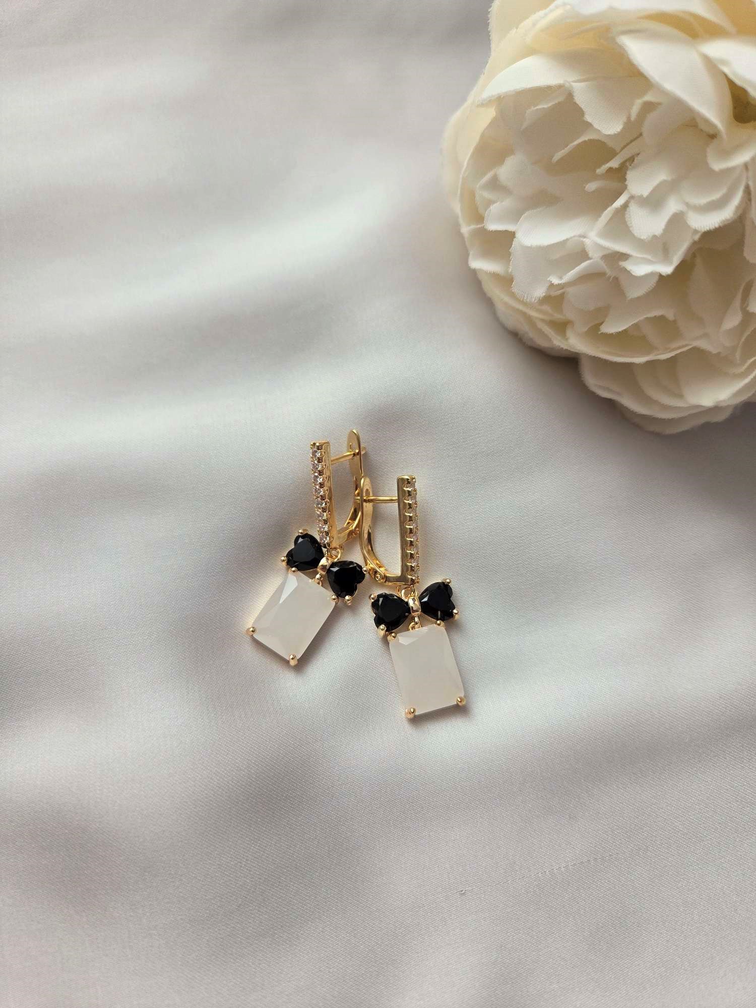 Besondere Ohrringe mit Schleifen und Glaselementen 