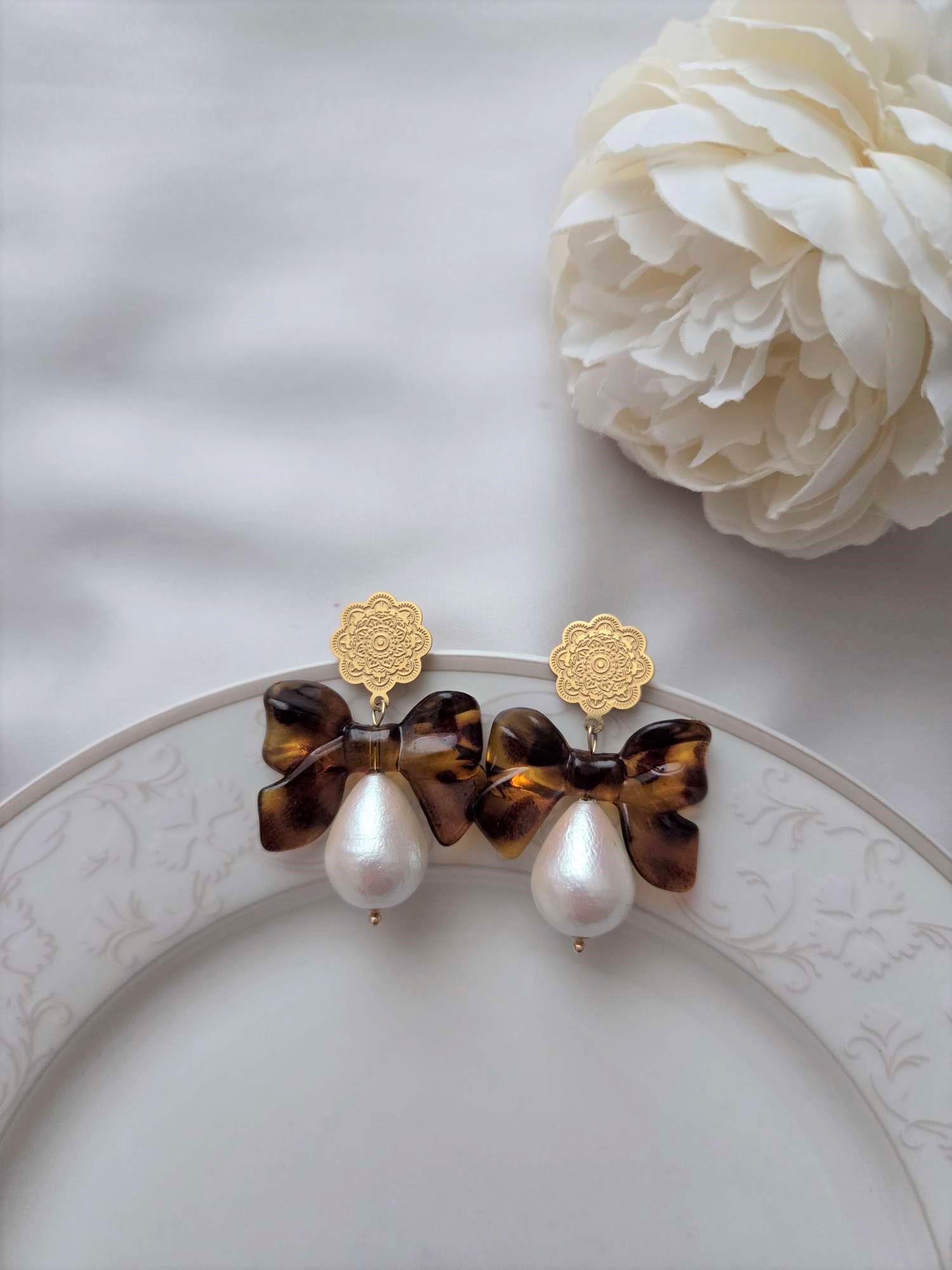 Besondere Ohrringe mit Leo Schleifen