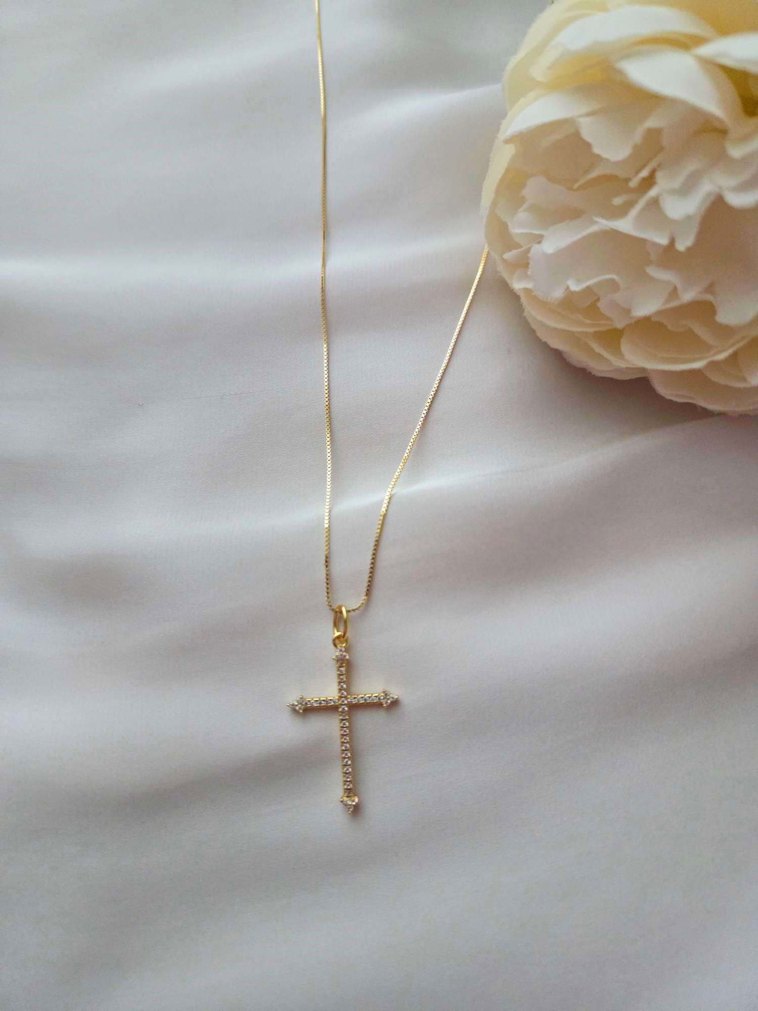 Zarte Halskette mit Kreuz Anhänger 